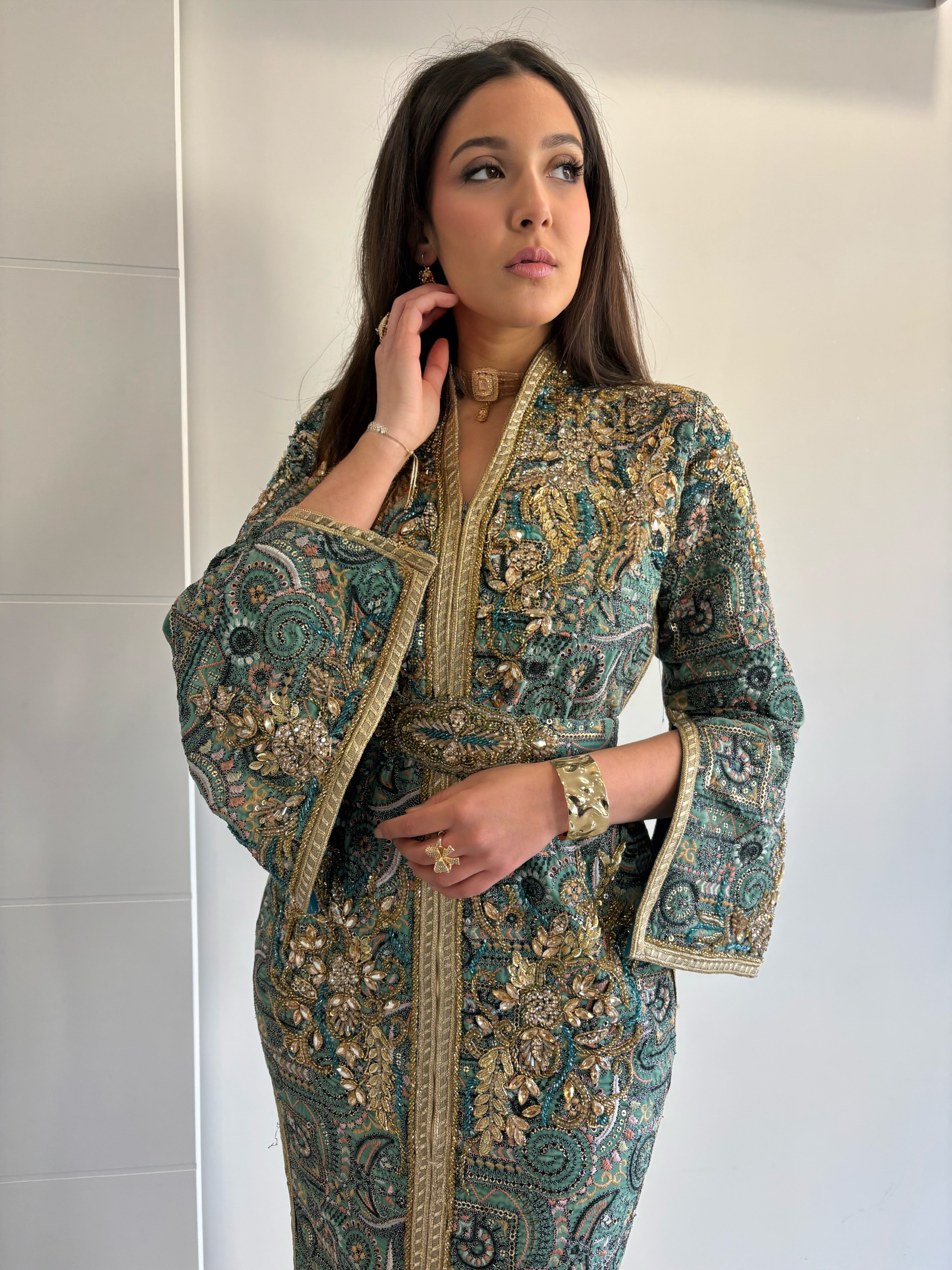 Caftan sari vert d'eau avec ouverture aux manches longues