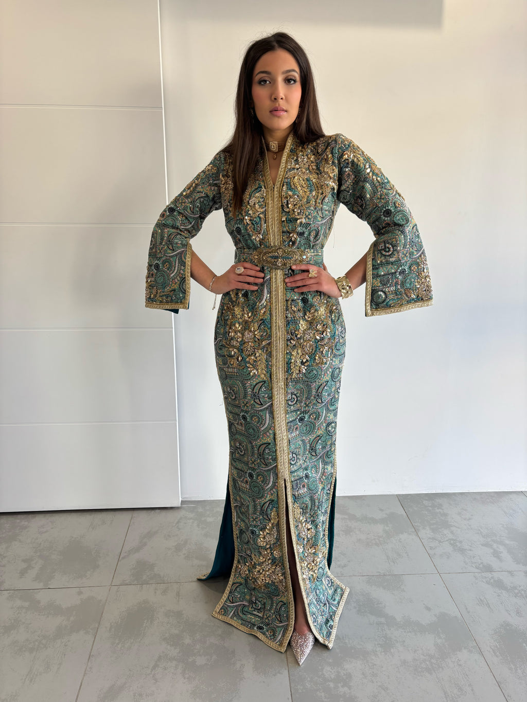 Caftan sari sirène vert d'eau élégant et moderne, perlé en doré, disponible en vente en confection sur mesure