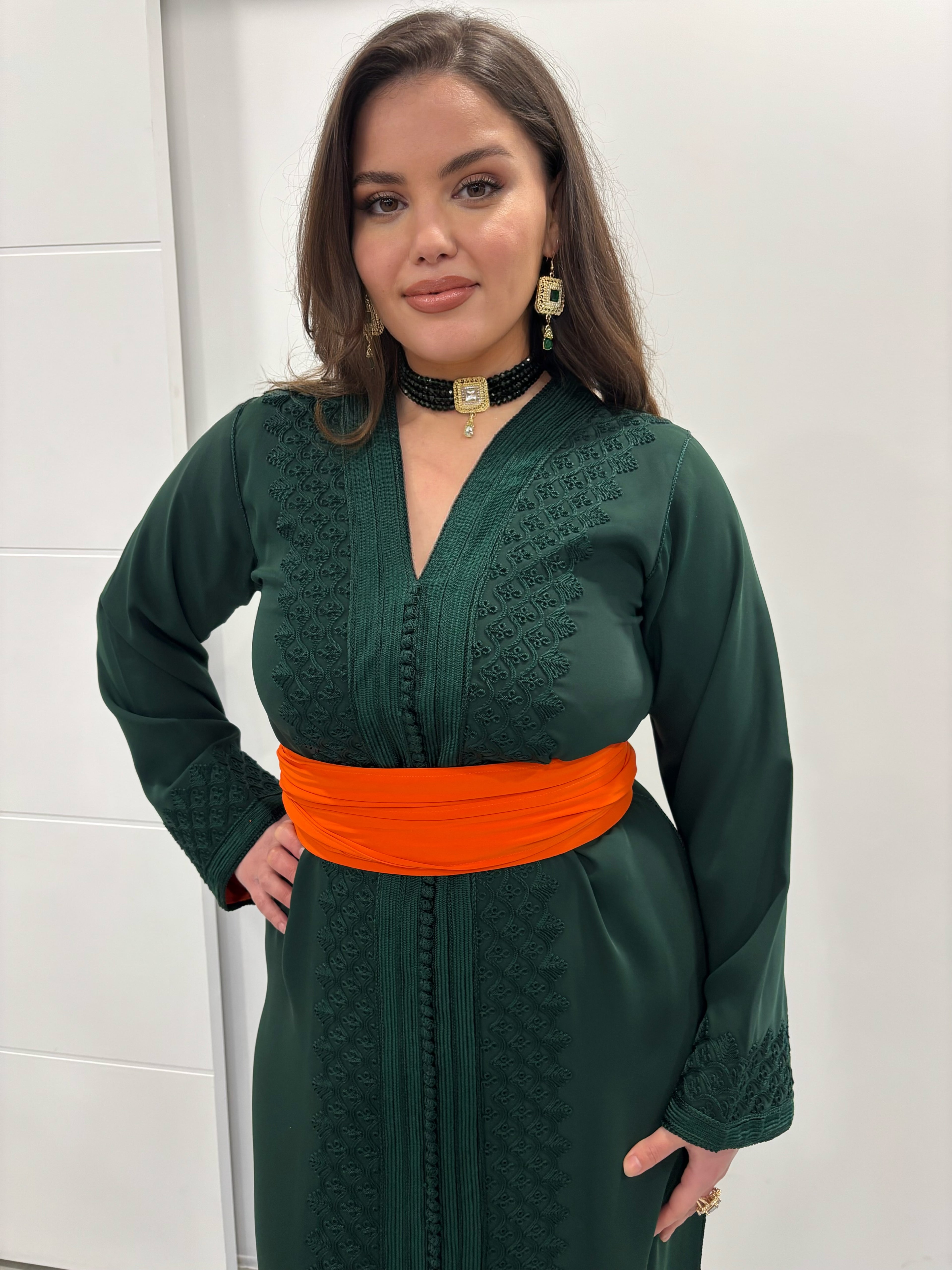 Caftan « Yara » – Crêpe de soie vert profond & ceinture orange