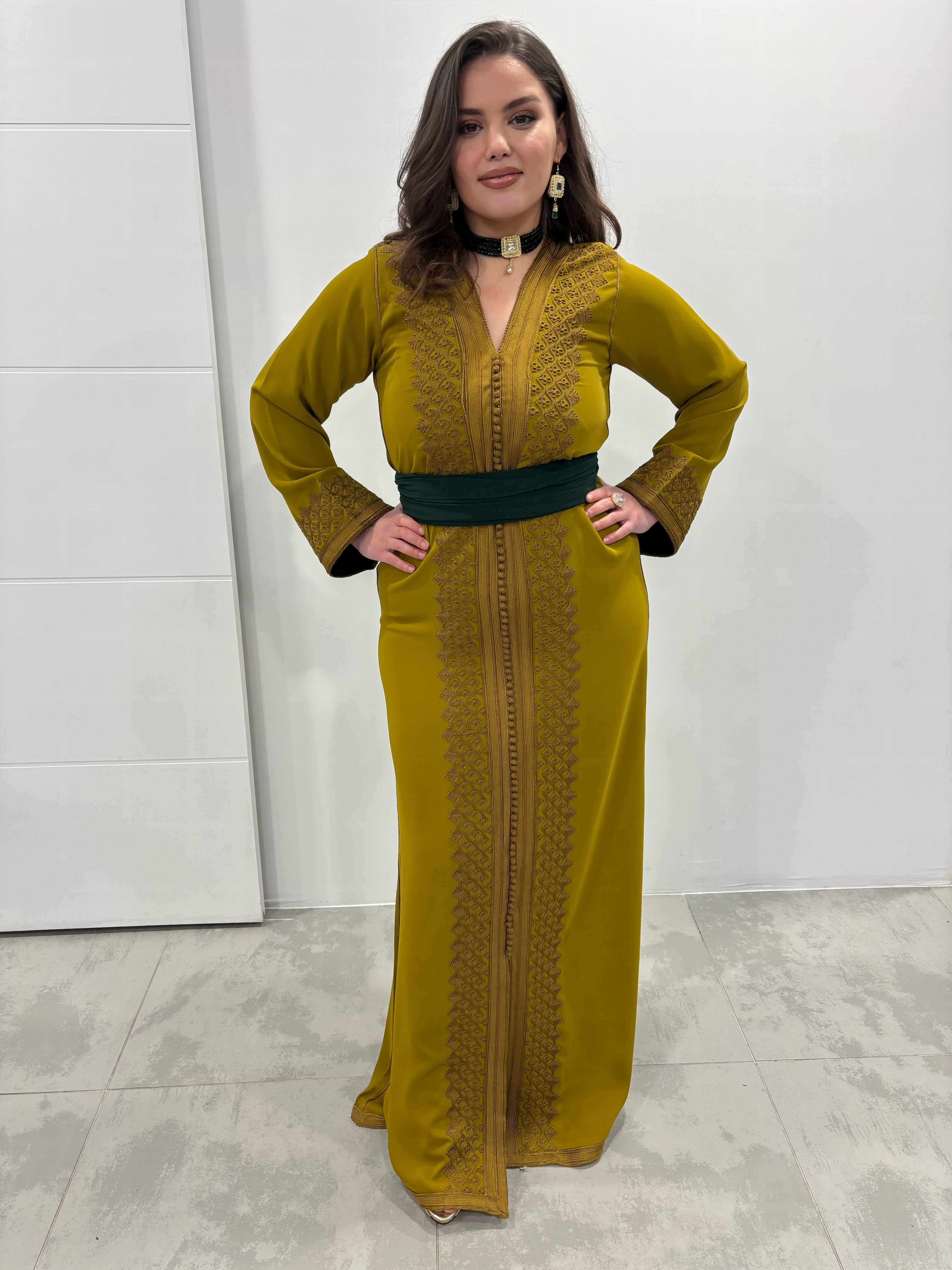 Caftan « Salma » – Vert olive brodé & ceinture vert foncé