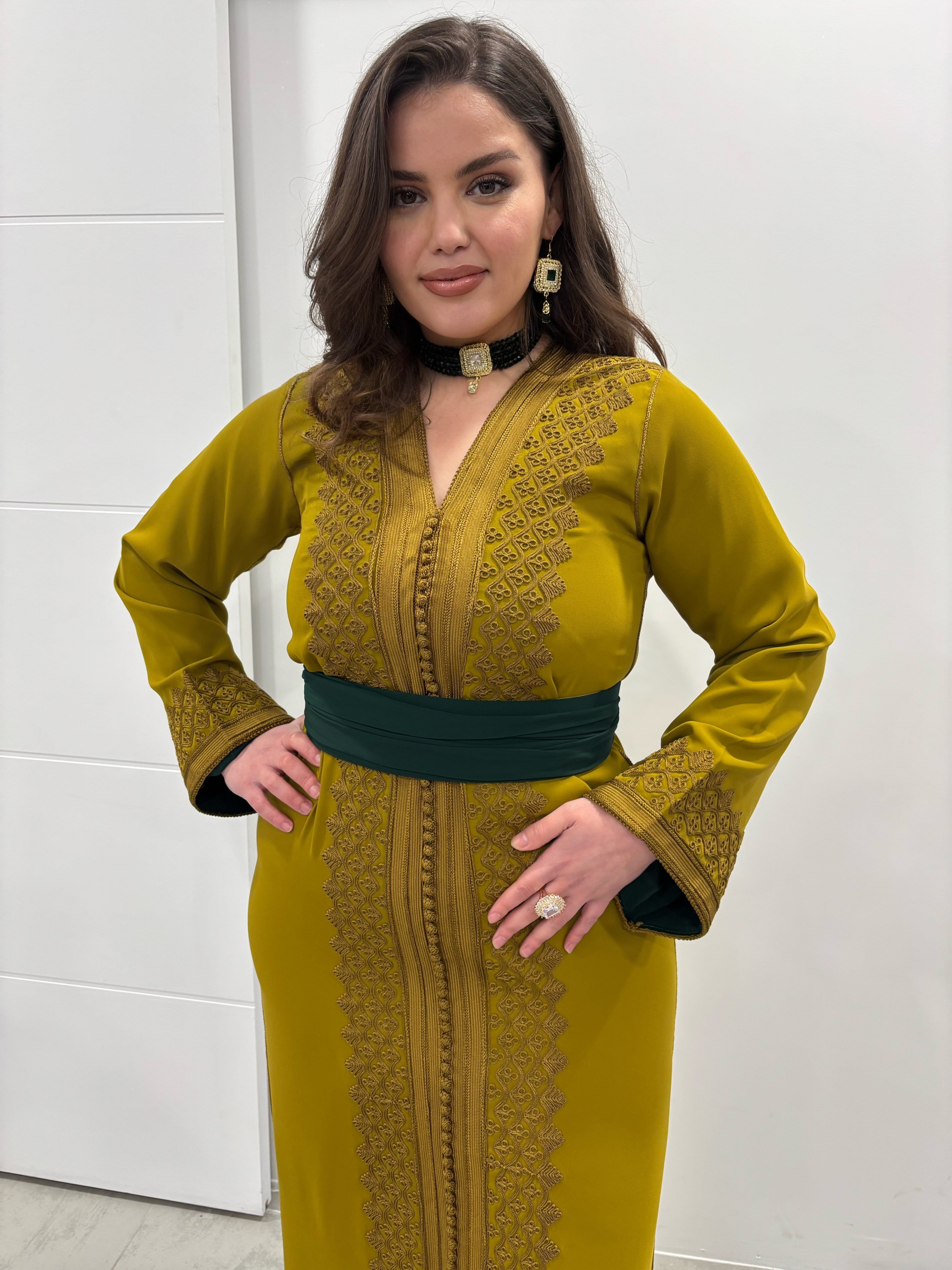 Caftan « Salma » – Vert olive brodé & ceinture vert foncé