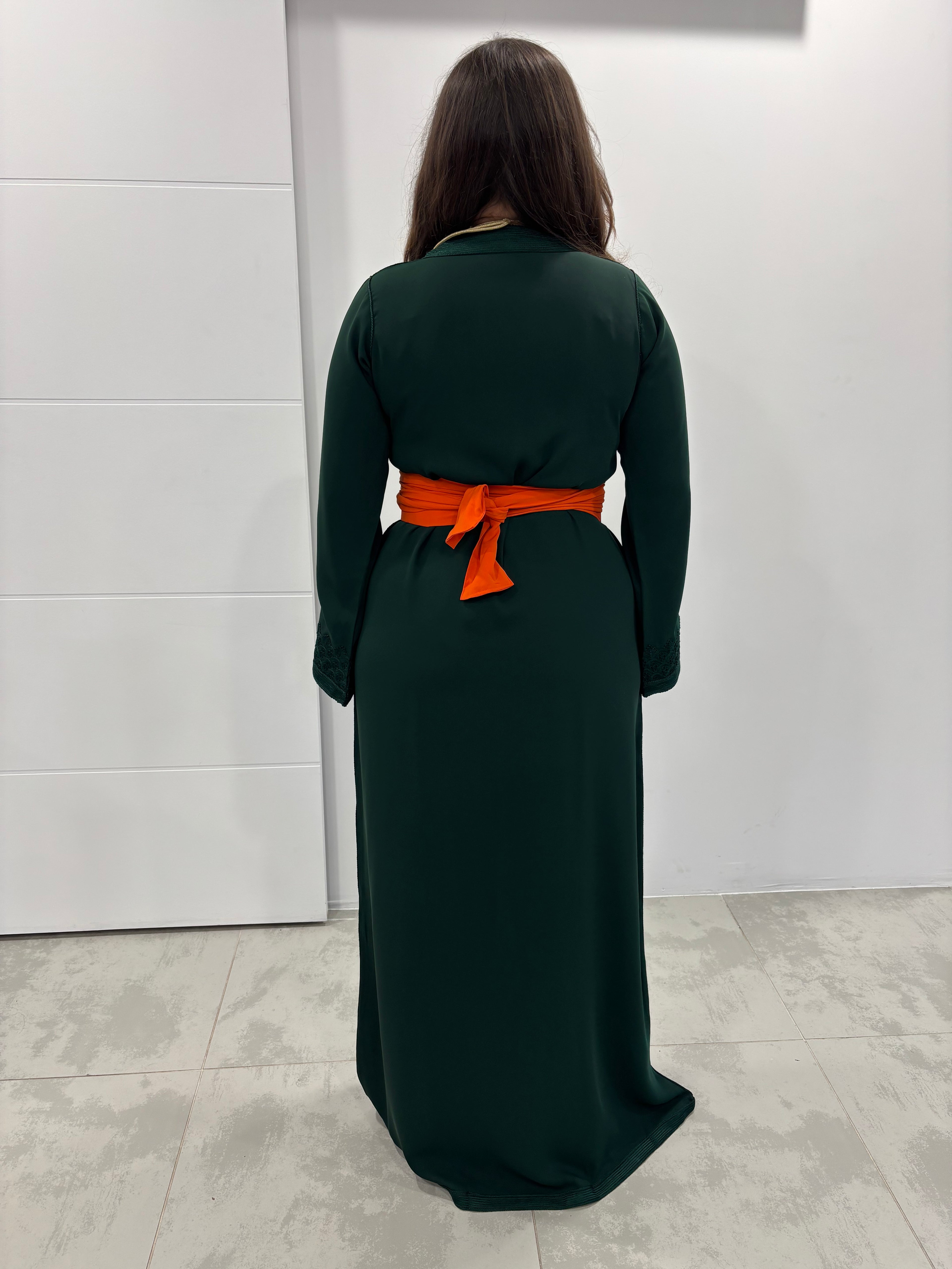 Caftan « Yara » – Crêpe de soie vert profond & ceinture orange
