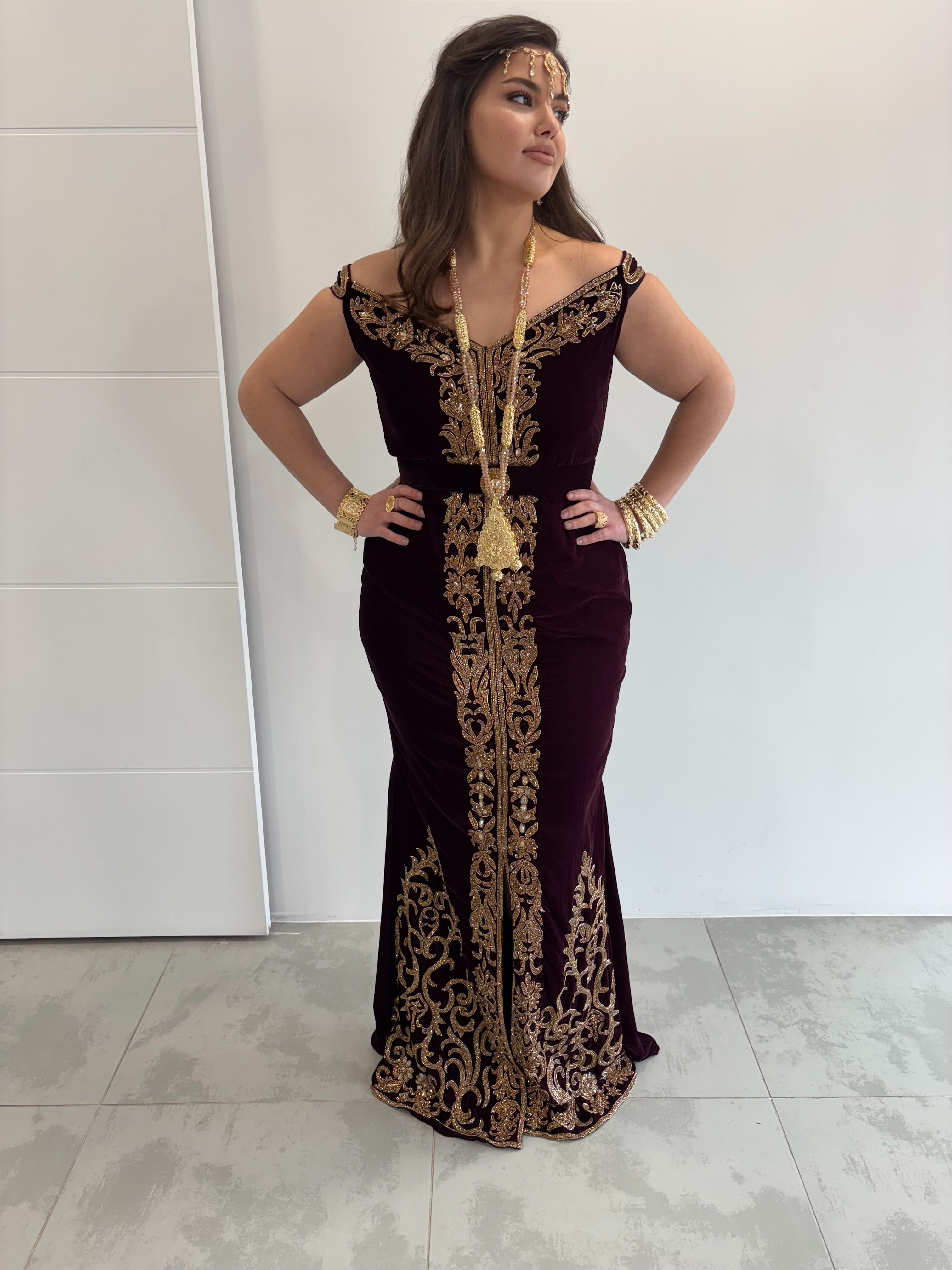 Fergani moderne « Loubna » – Velours prune & broderies dorées