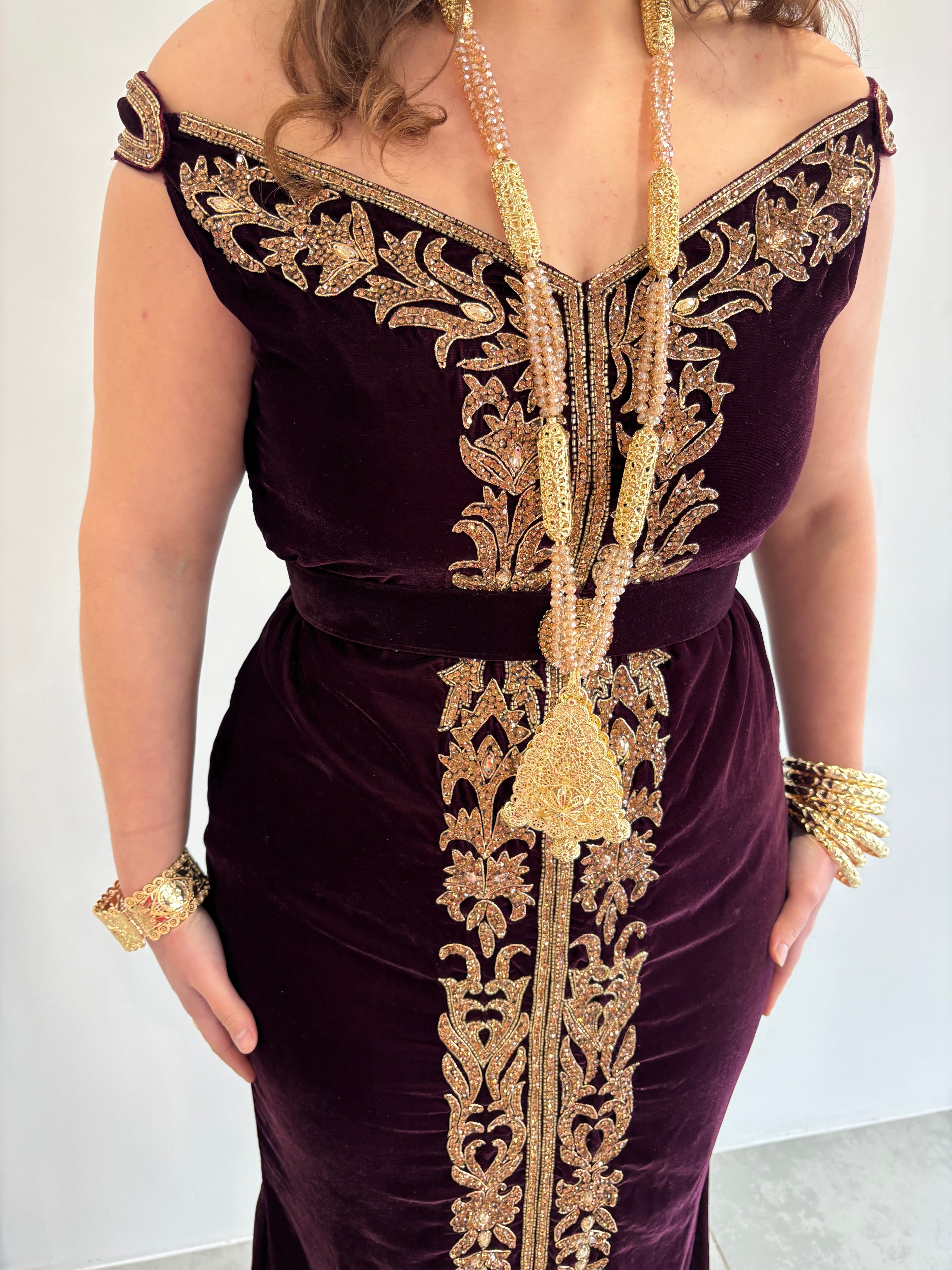 Fergani moderne « Loubna » – Velours prune & broderies dorées