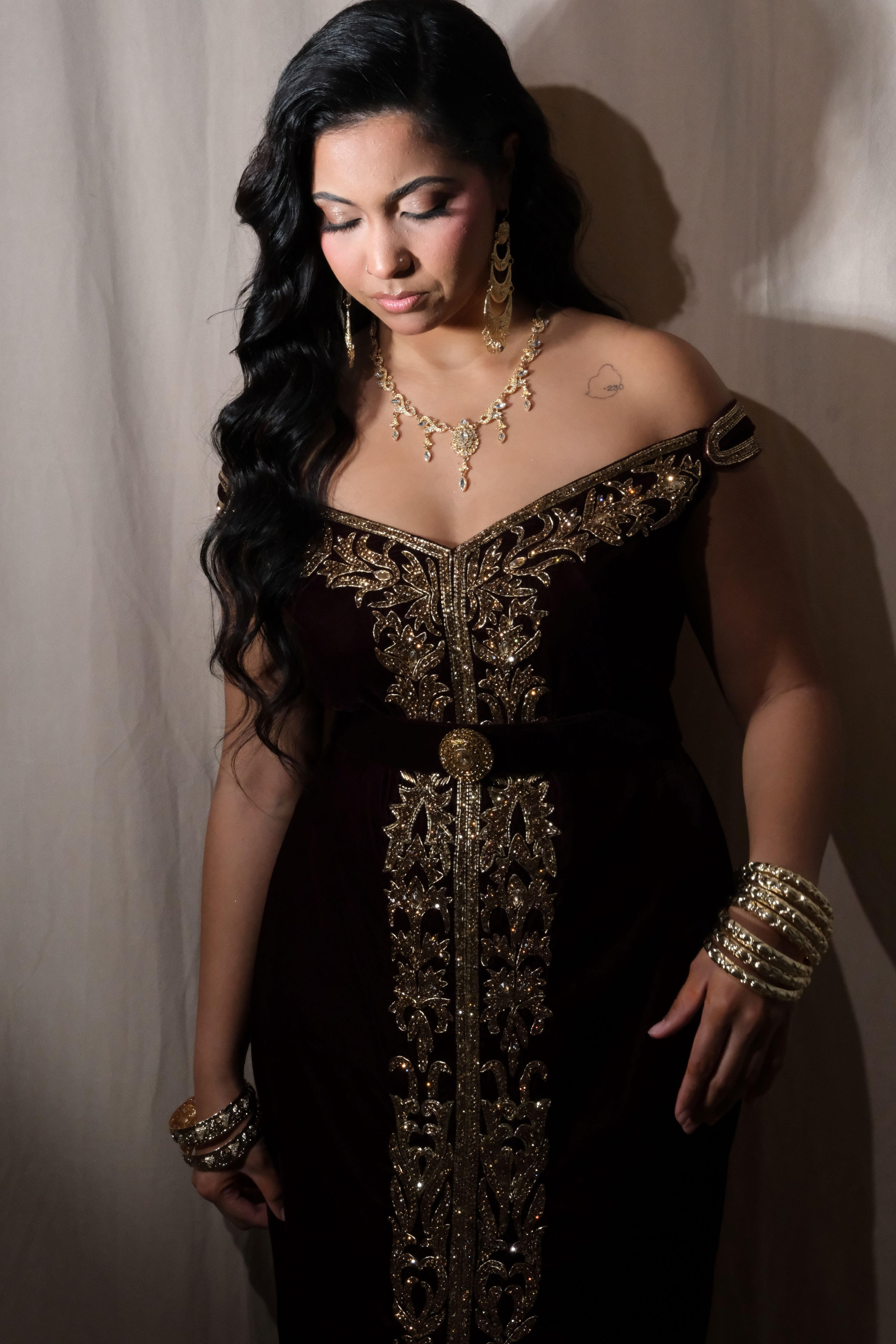 fergani robe constantinoise moderne perlée col bateau couleur prune et doré 