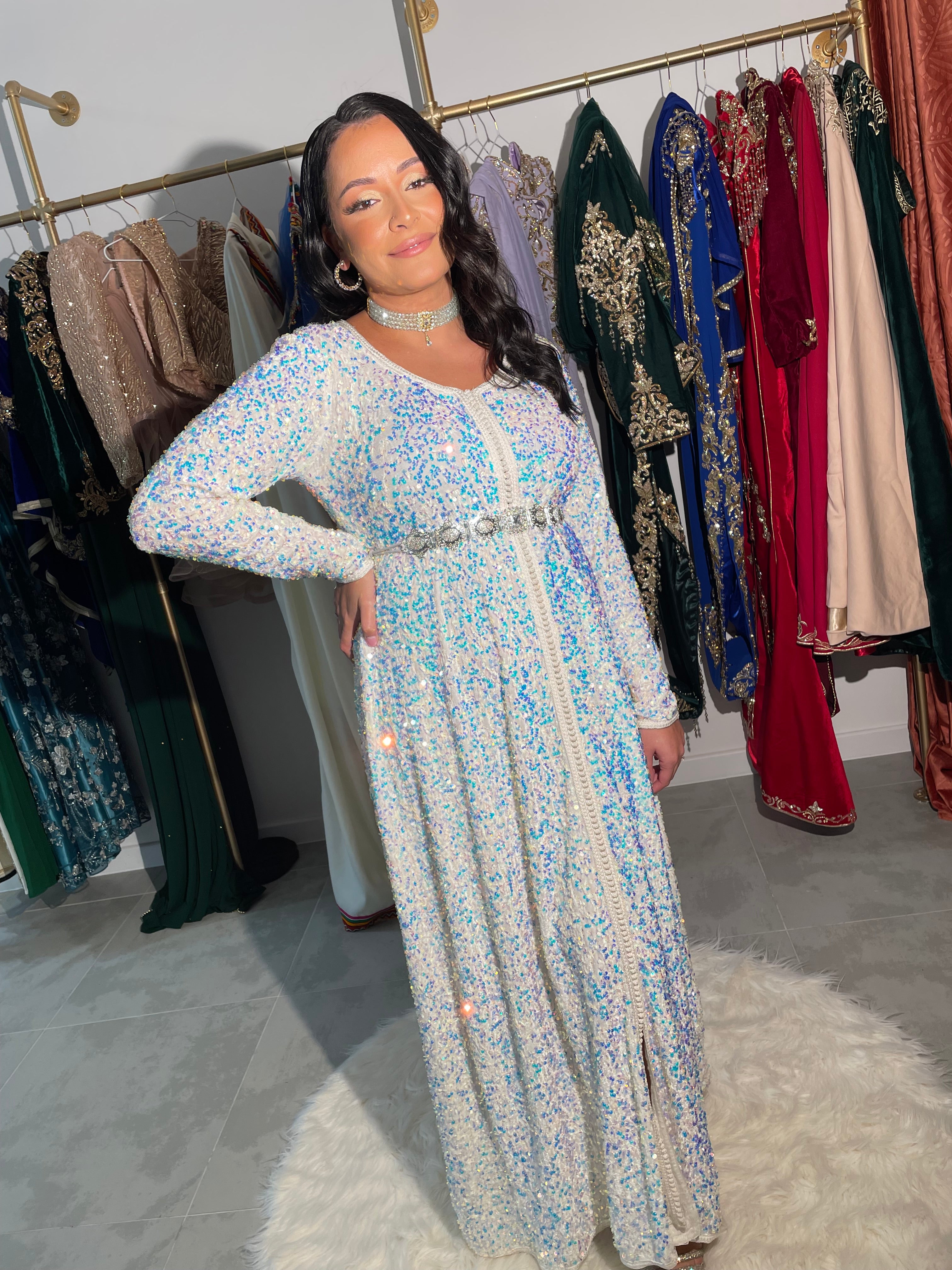 Caftan blanc à sequins “Lujayn”