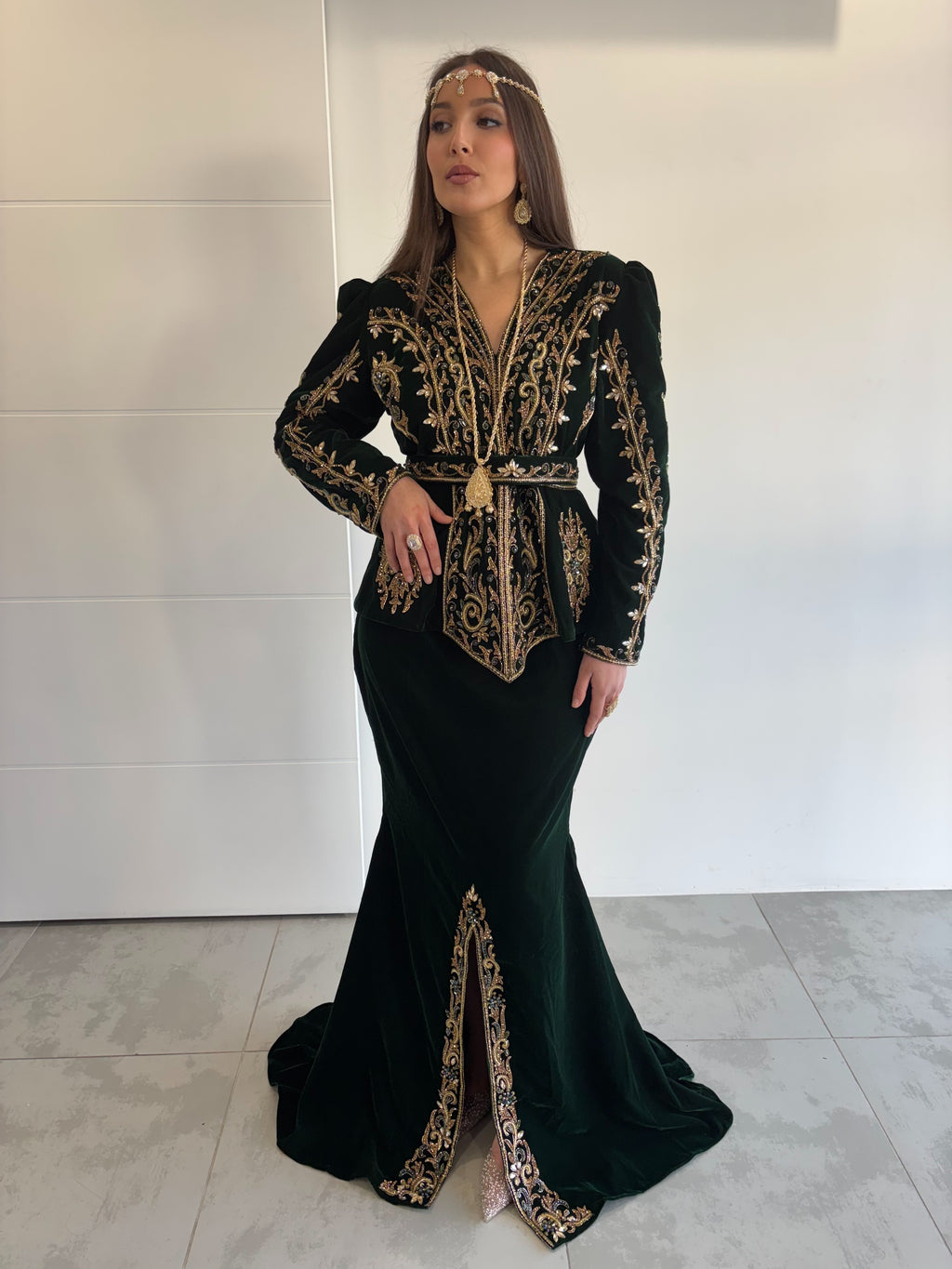 Karakou vert en velours avec jupe longue sirène accordée, perlées et brodées en doré