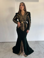 Karakou vert en velours avec jupe longue sirène accordée, perlées et brodées en doré