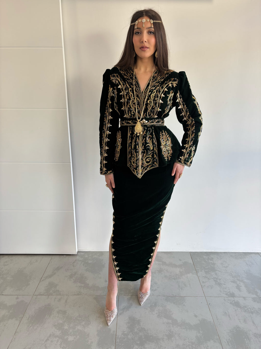 Karakou traditionnel vert en velours perlé en doré 