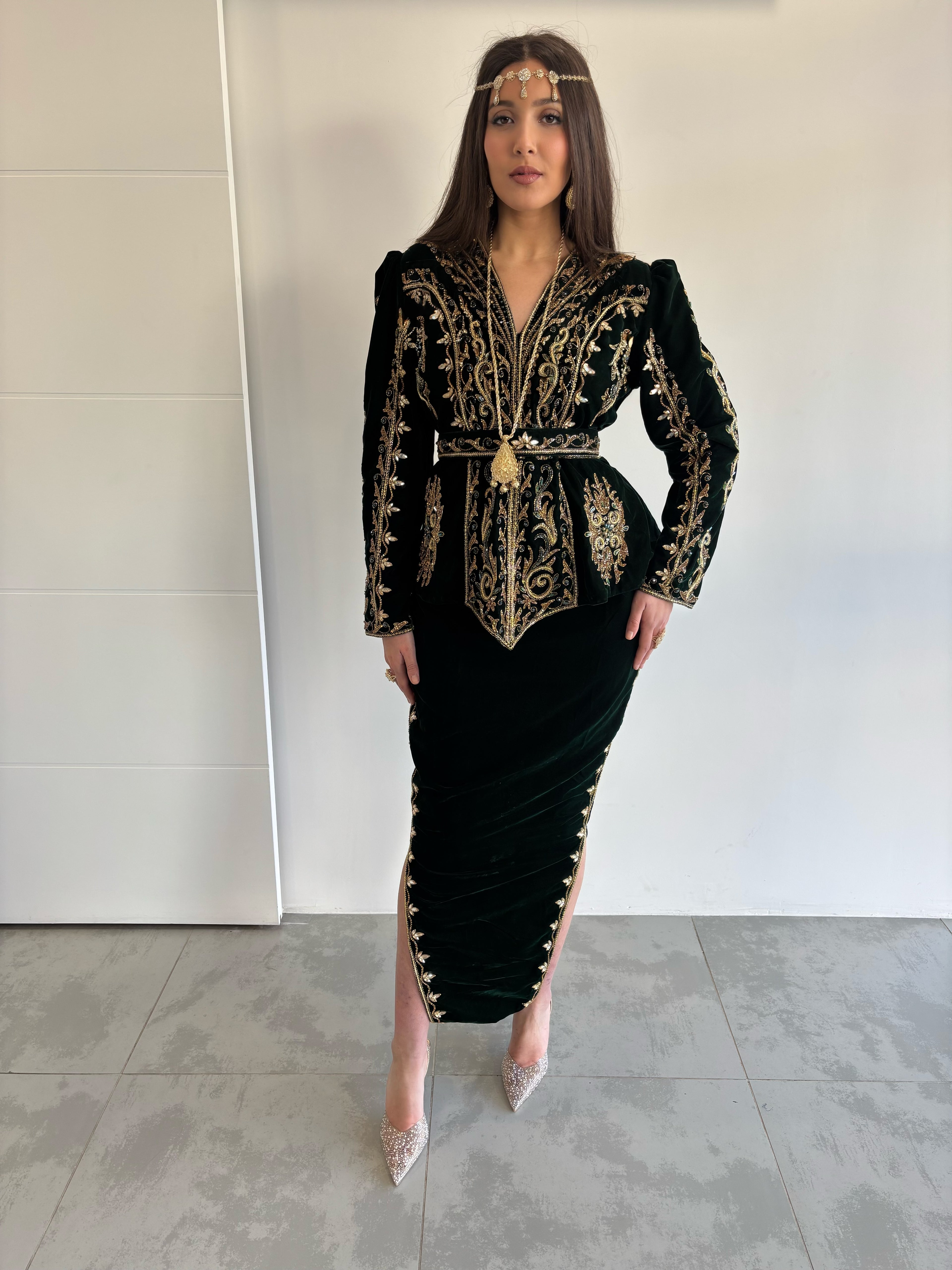 Karakou traditionnel vert en velours perlé en doré 