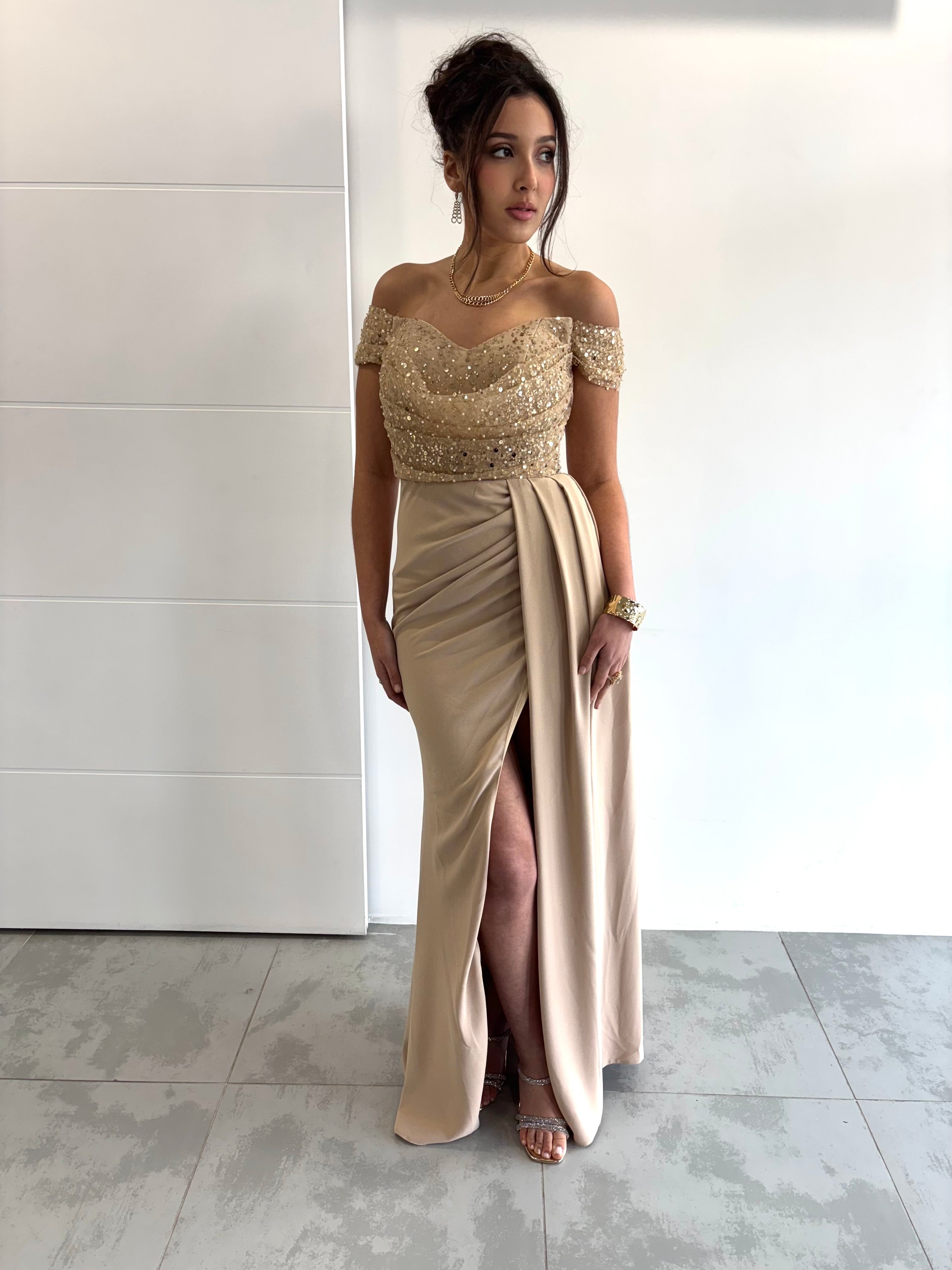 Robe de soirée beige et dorée bustier pailleté avec col bateau, fente sur le côté et détails en tissu plissé