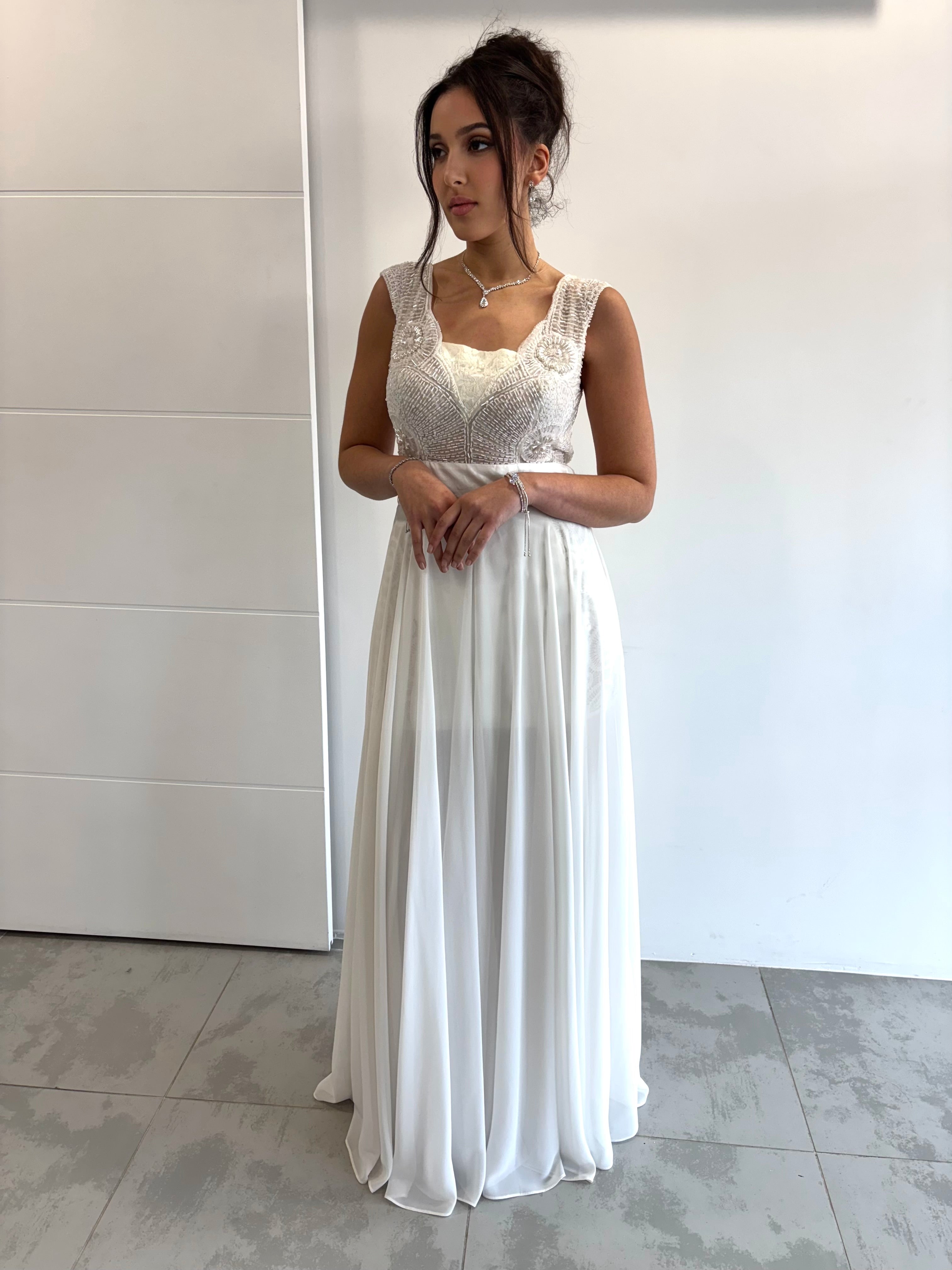 Robe de soirée blanche chic longue évasée avec buste perlé et larges bretelles