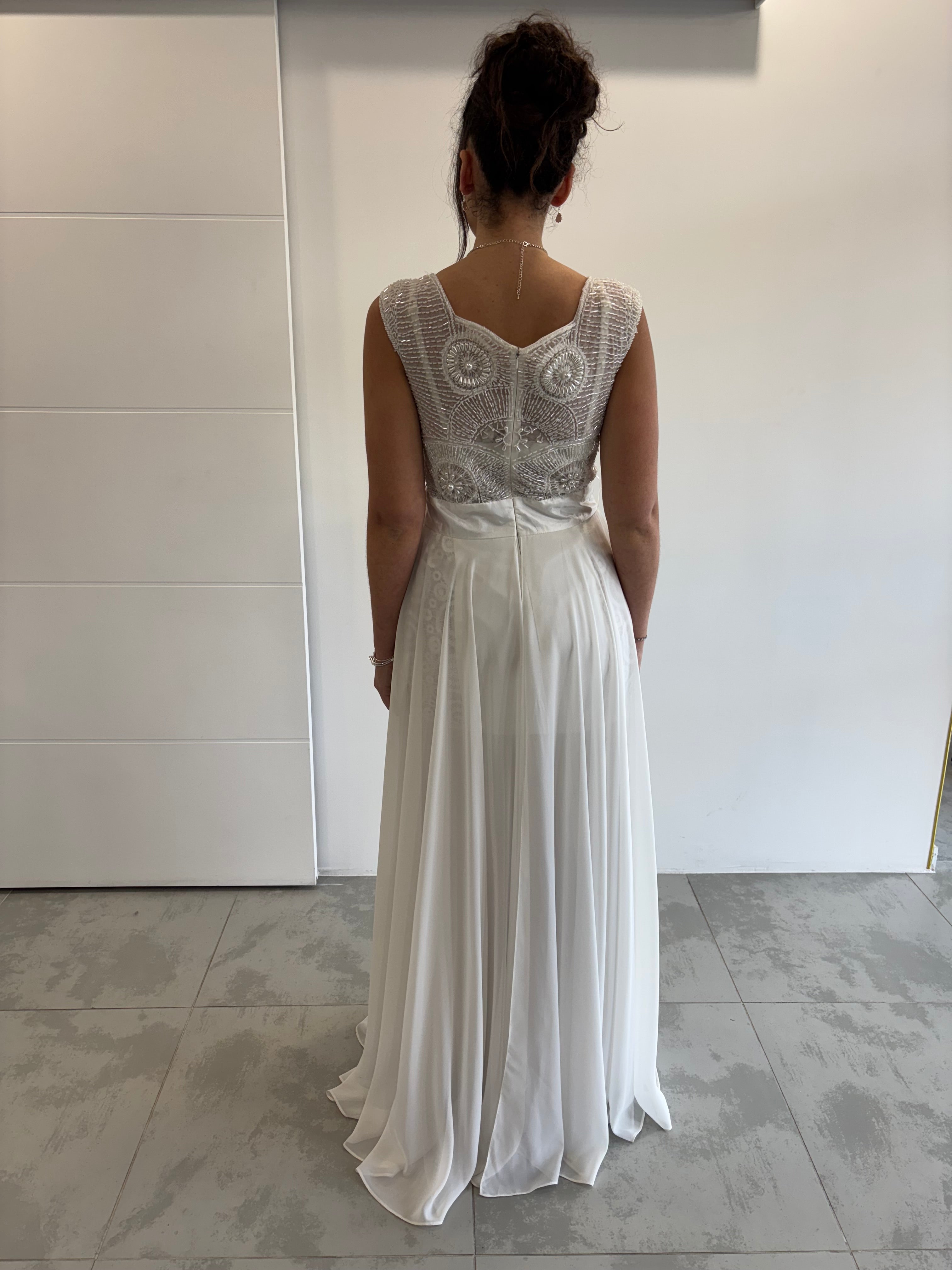 Robe de soirée blanche chic longue évasée avec buste perlé et larges bretelles vue de dos