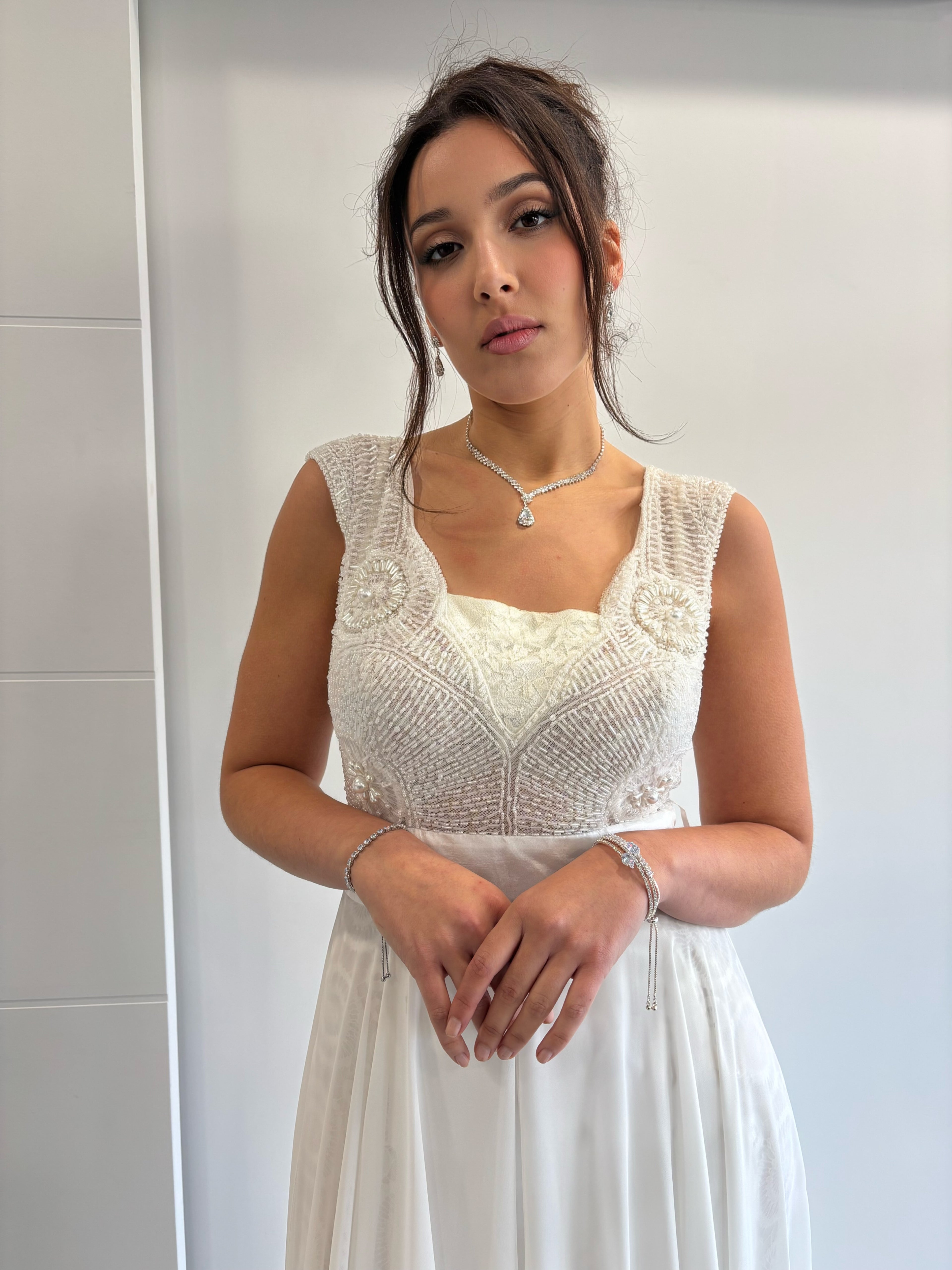 Robe de soirée blanche chic longue évasée avec buste perlé et larges bretelles