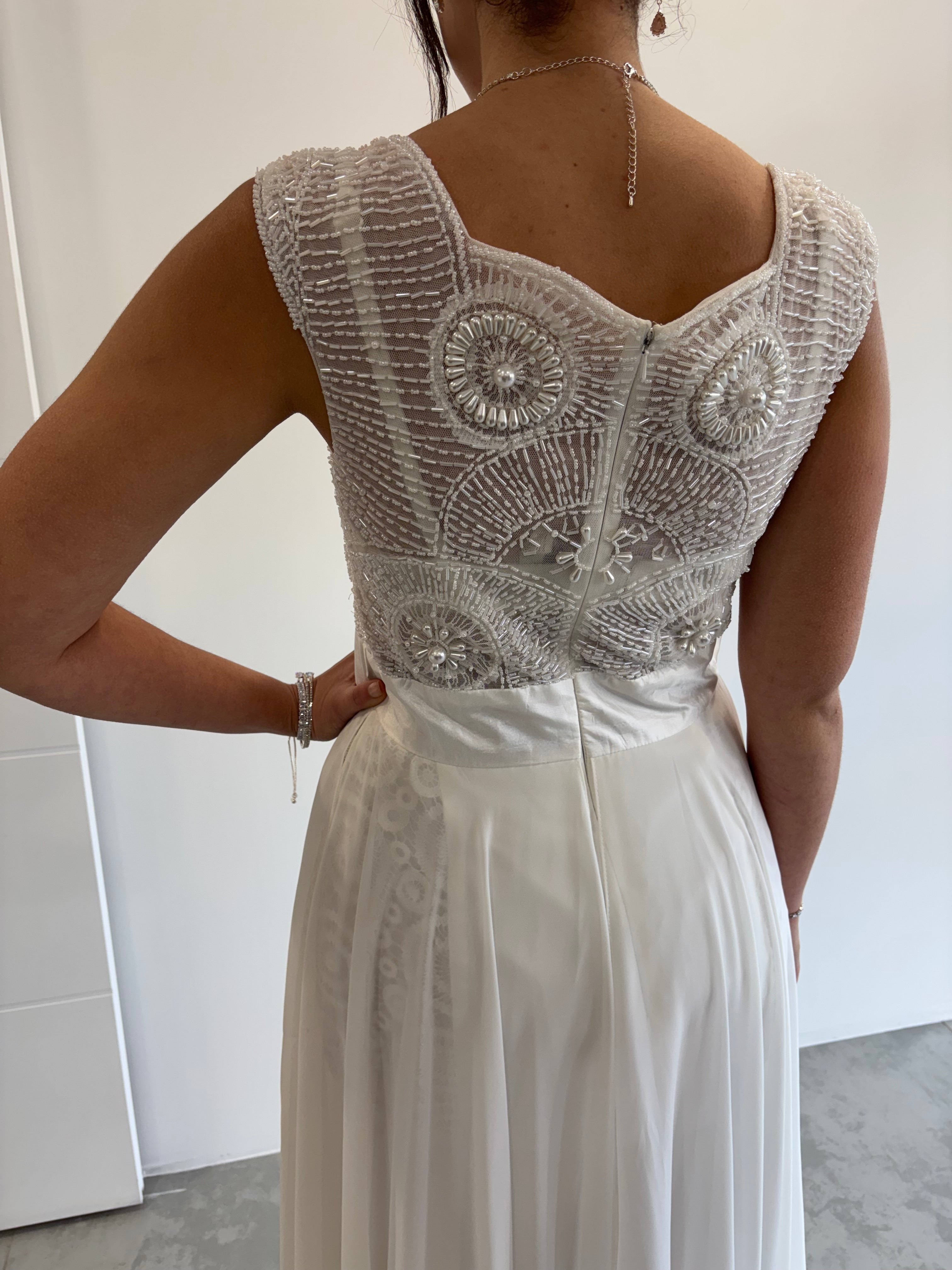 Robe de soirée blanche chic longue évasée avec buste perlé et larges bretelles