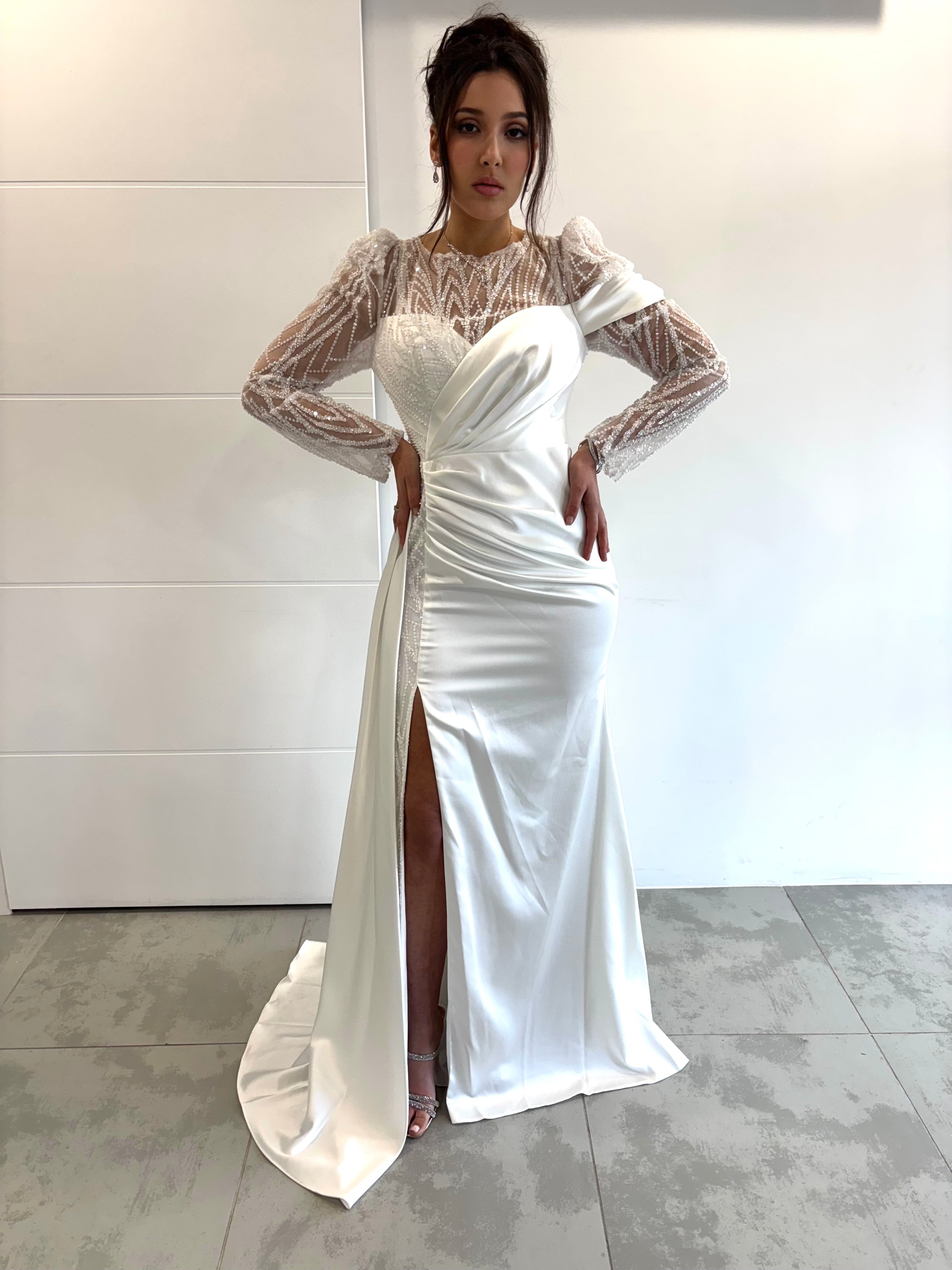 Robe de mariée blanche élégante à manches longues transparentes perlées avec fente sur le côté et traîne