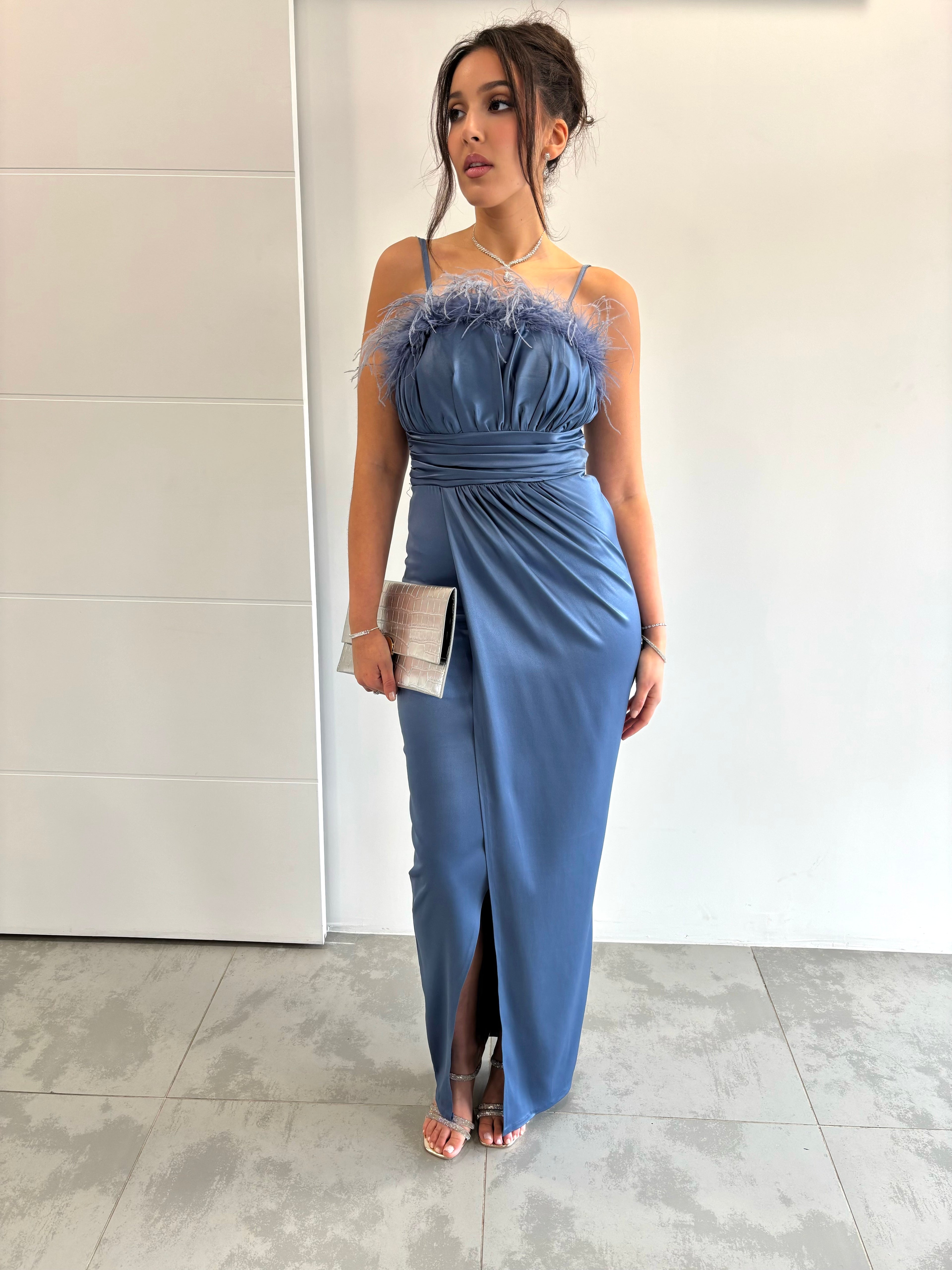 Robe longue bleue satinée à fente, bretelles fines et bustier plumé