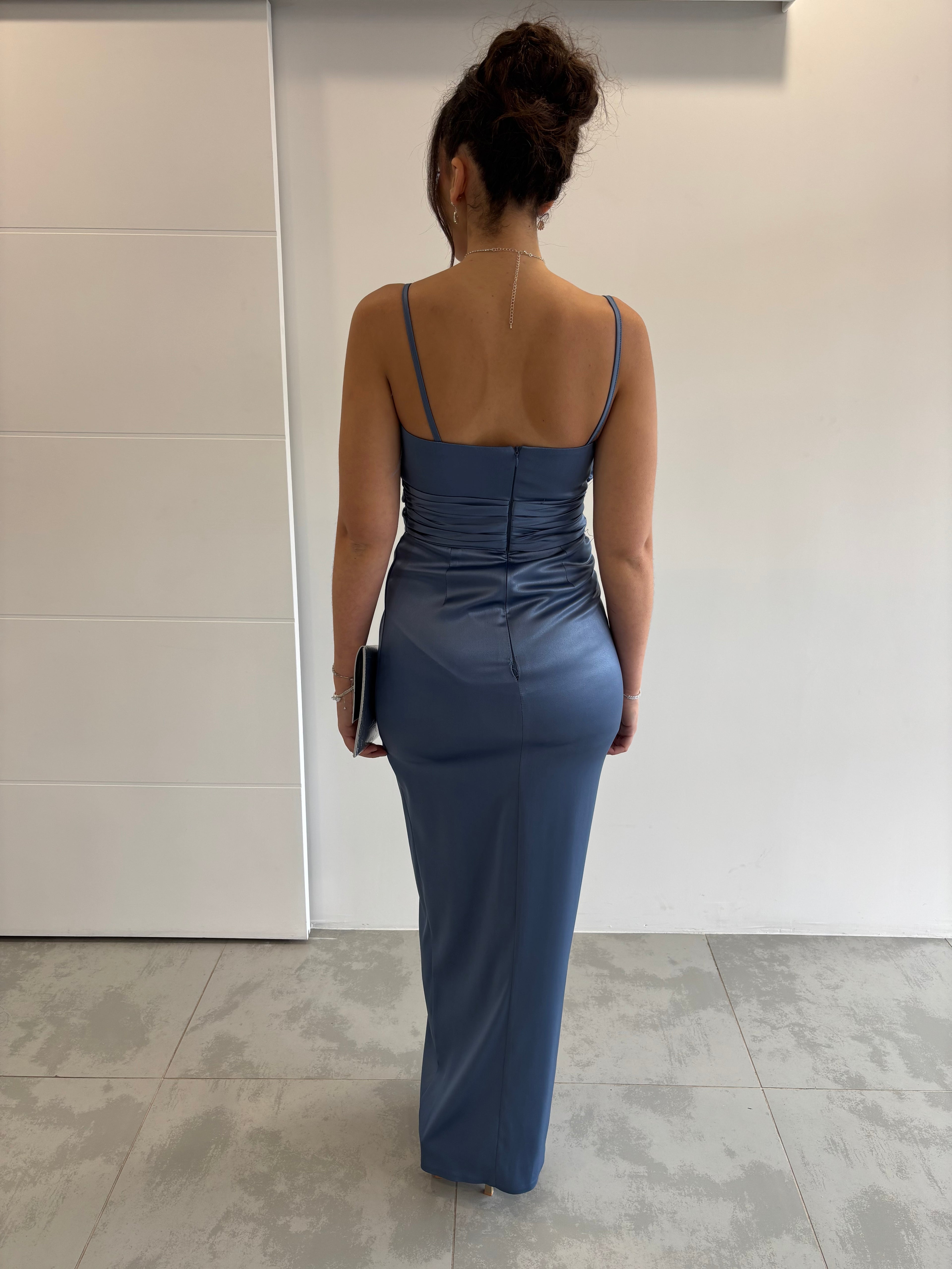 Robe longue bleue satinée à fente, bretelles fines, vue de dos