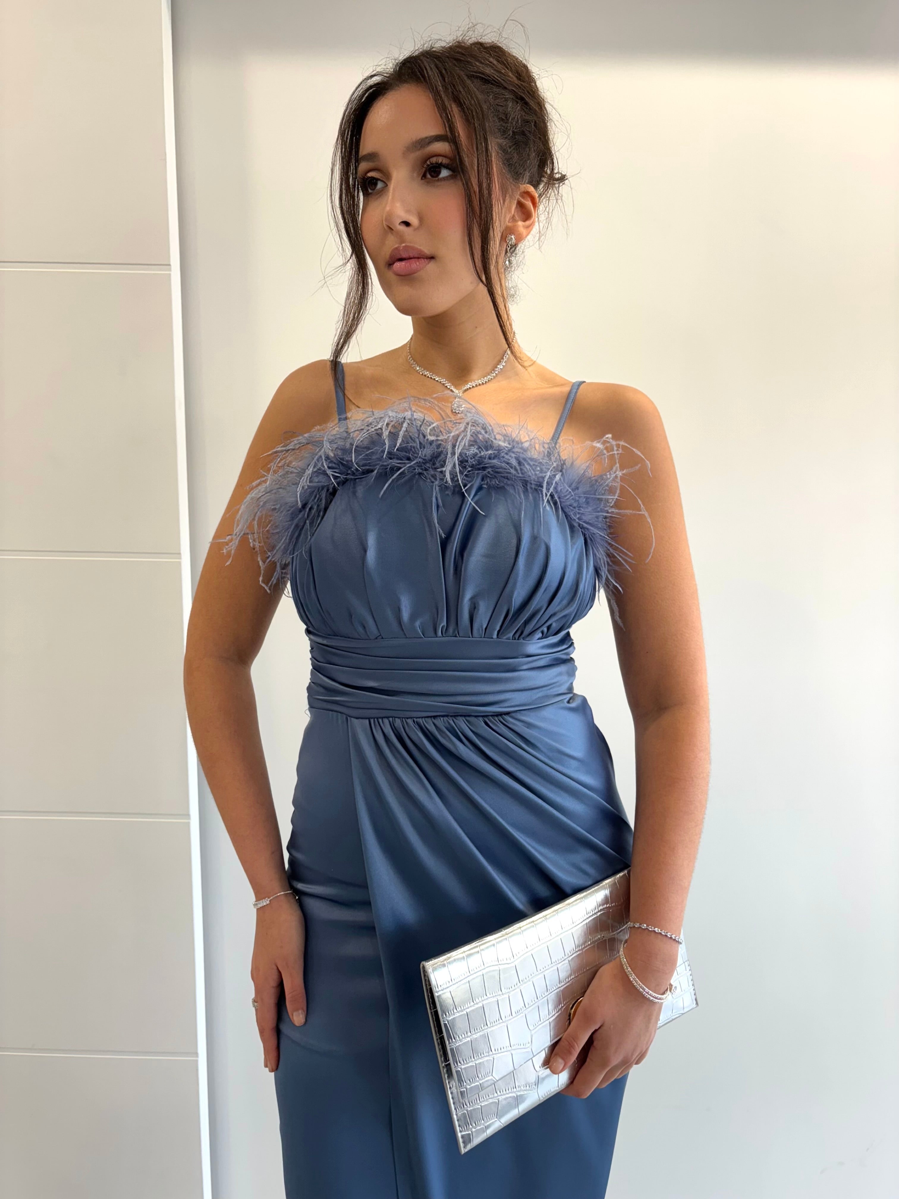 Robe longue bleue satinée à fente, bretelles fines et bustier plumé
