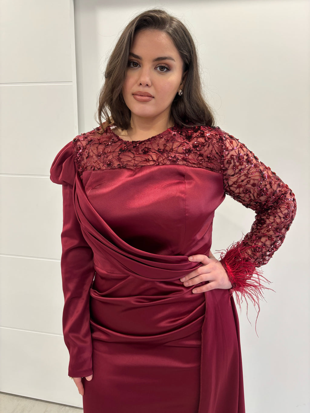 Robe de soirée bordeaux en satin, détails plissés sur le haut et manches longues bi-matières 