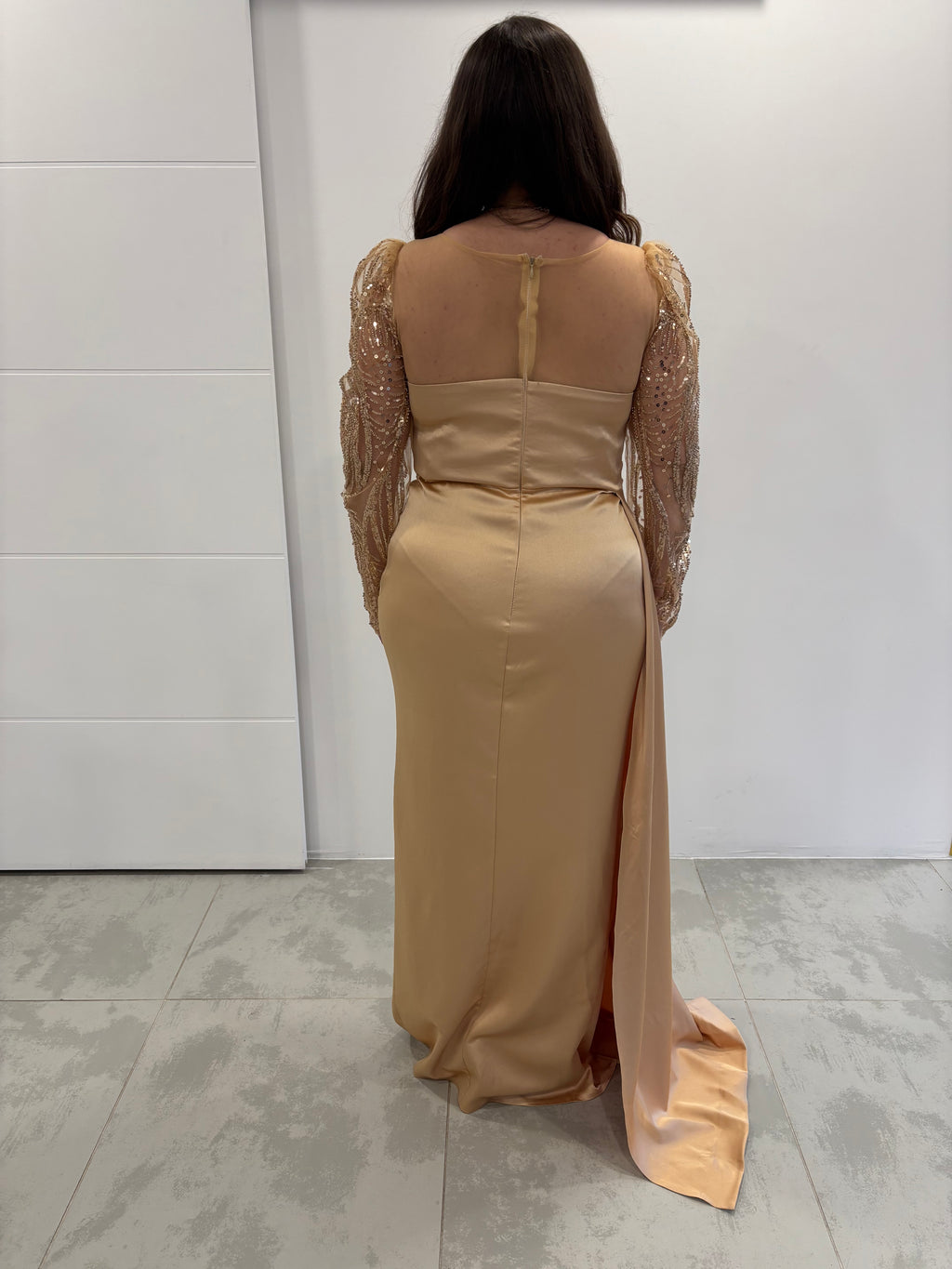 Robe de soirée en satin dorée, haut du dos et manches transparents, avec fermeture éclaire et traine sur le côté 