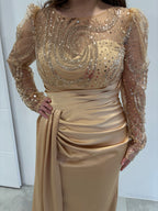 Robe de soirée dorée en satin, manches longues et buste transparents avec détails pailletés, détails plissés et traine sur le côté - vue rapprochée 