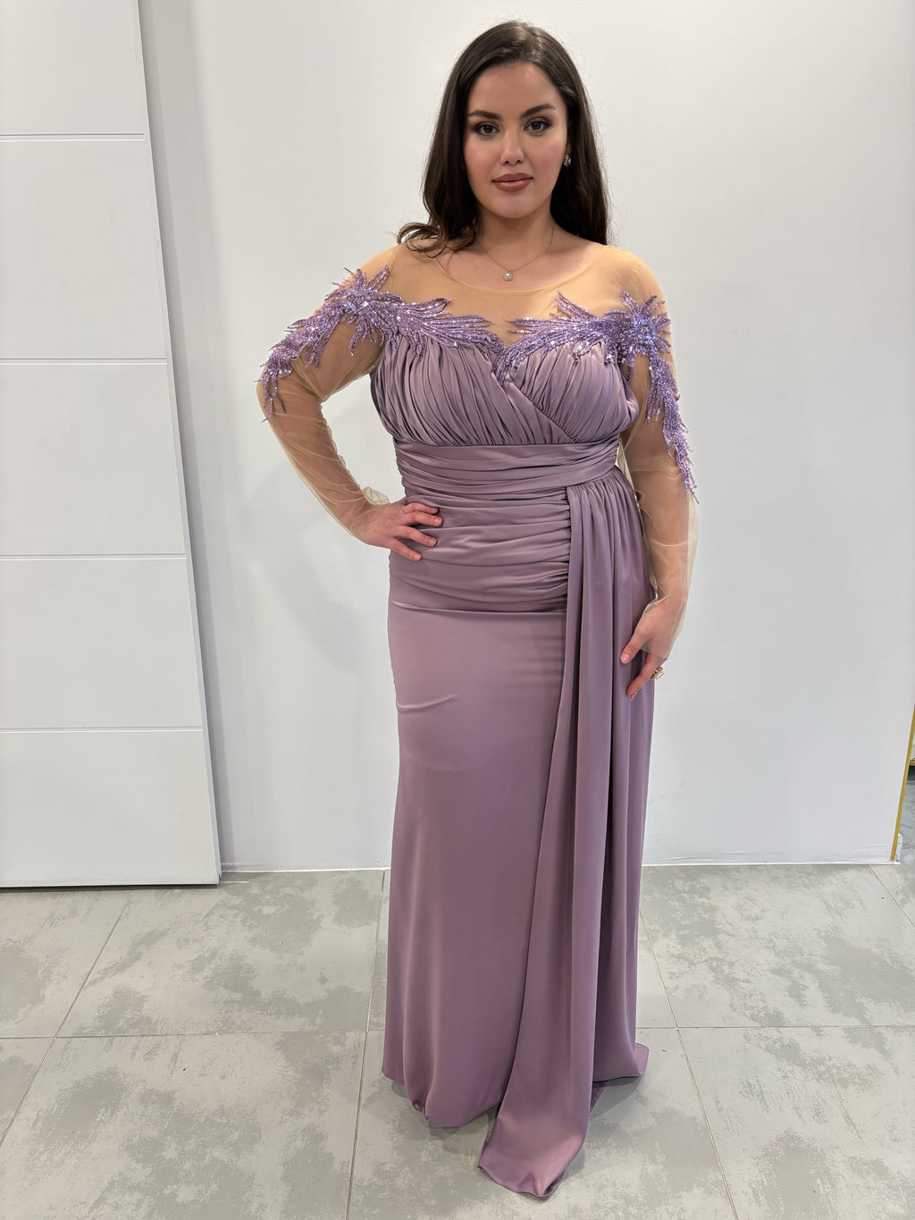 Robe mauve longue en satin, manches longues transparentes et traine sur le coté - vue de face