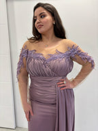 Robe de soirée mauve en satin à manches longues transparentes, buste plissé orné de paillettes et traîne sur le côté 