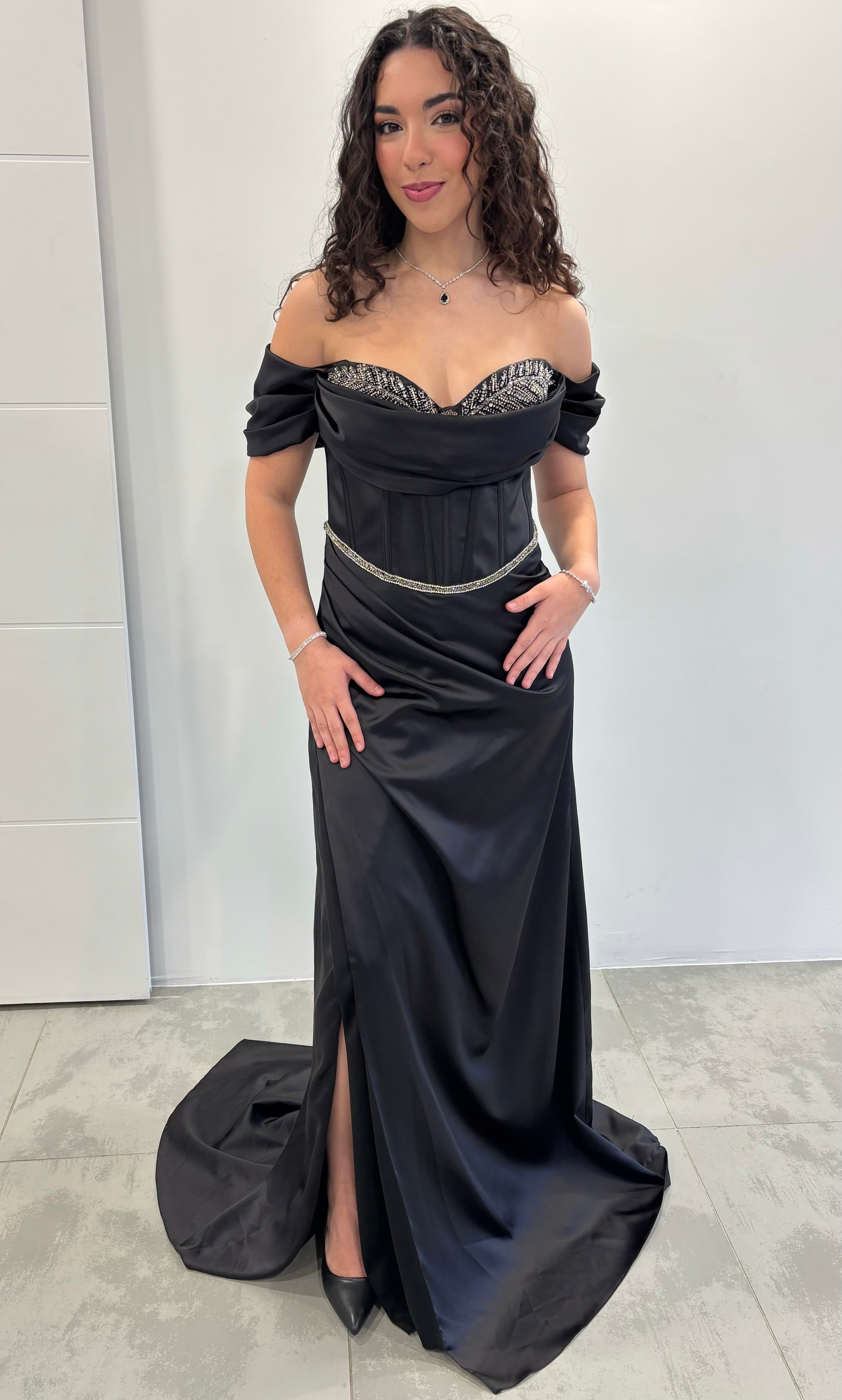 Robe de soirée noire satinée “Séraphine” – Élégance couture noir & argent
