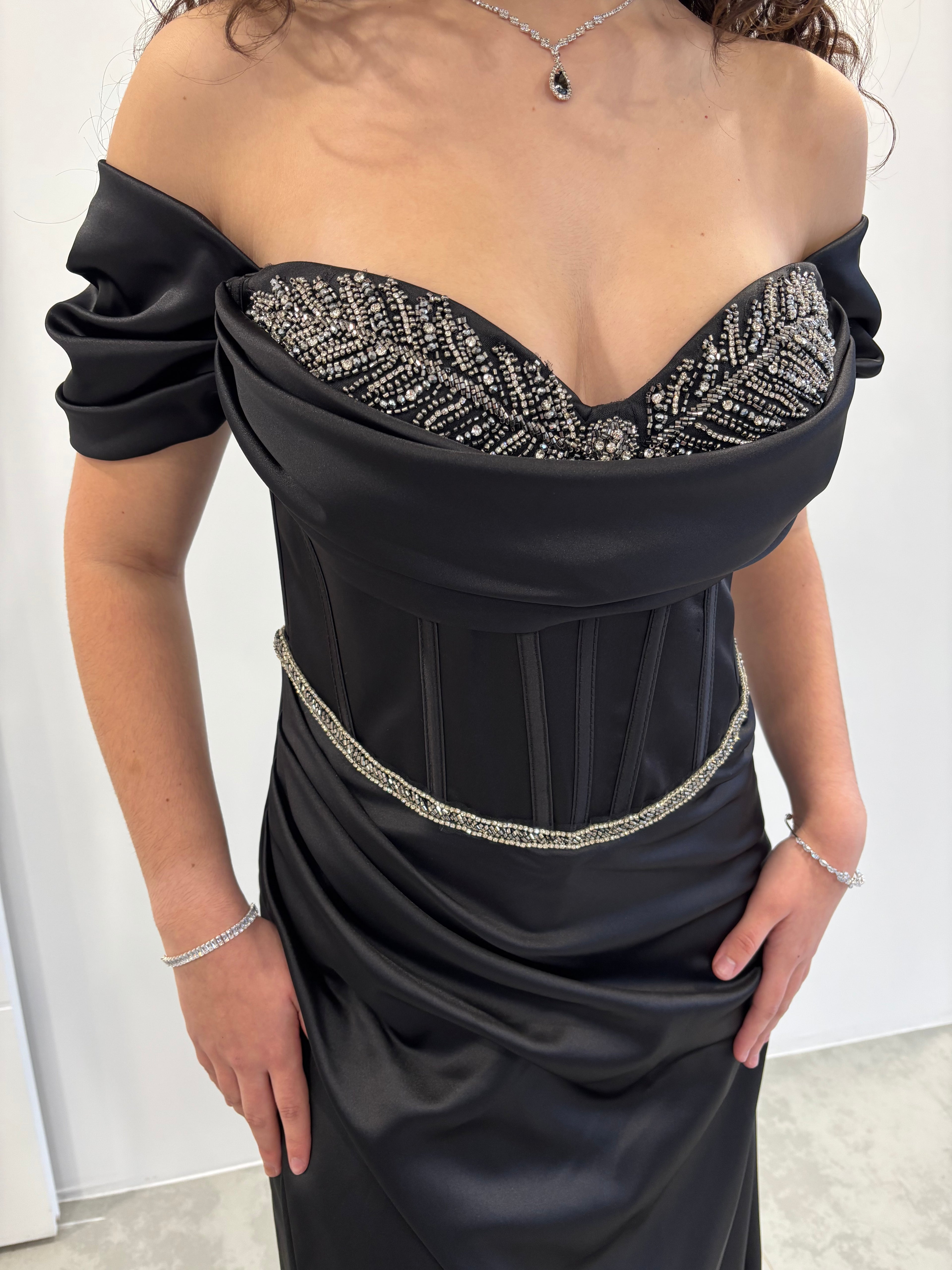 Robe de soirée noire satinée “Séraphine” – Élégance couture noir & argent
