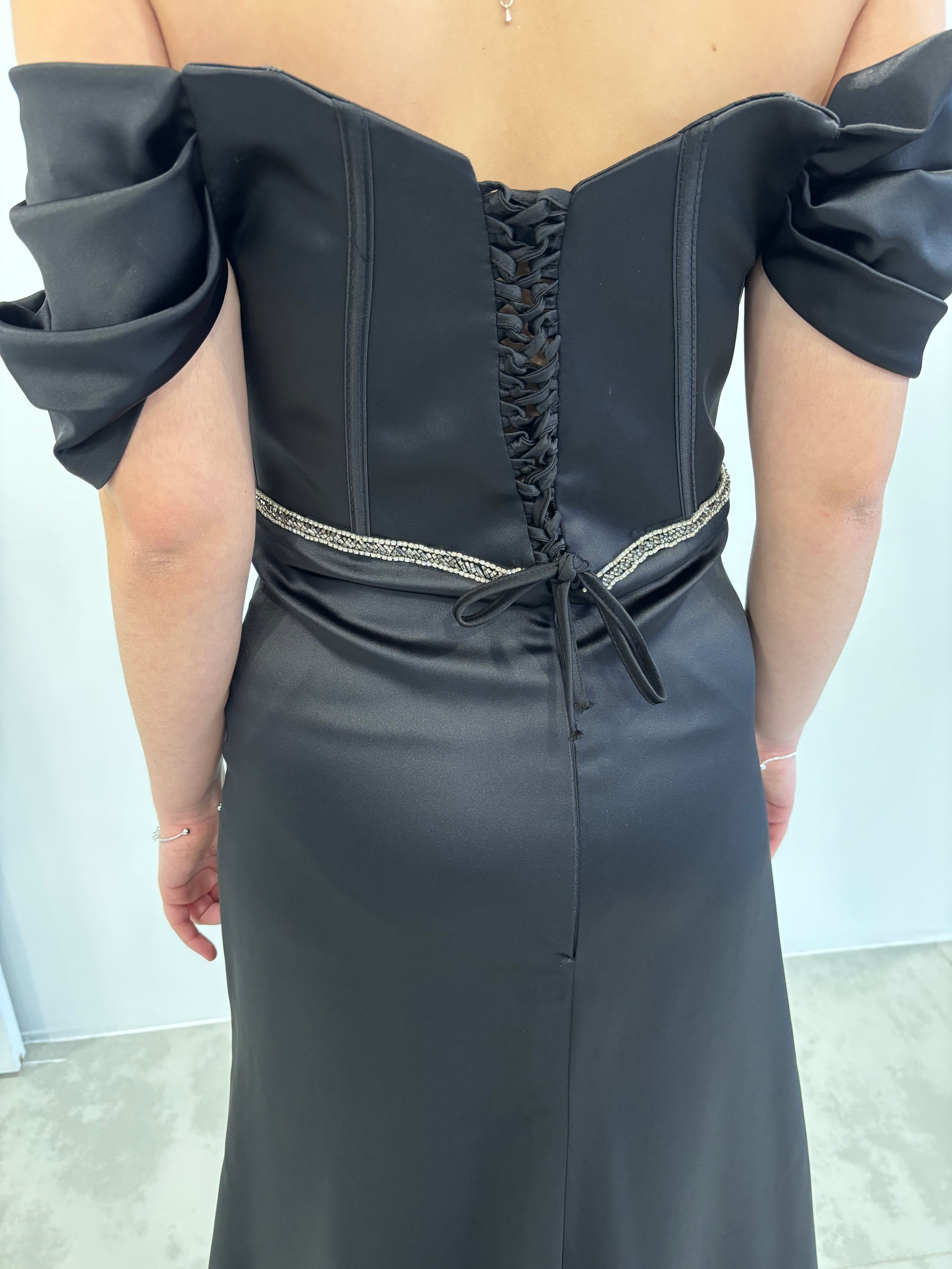 Robe de soirée noire satinée “Séraphine” – Élégance couture noir & argent