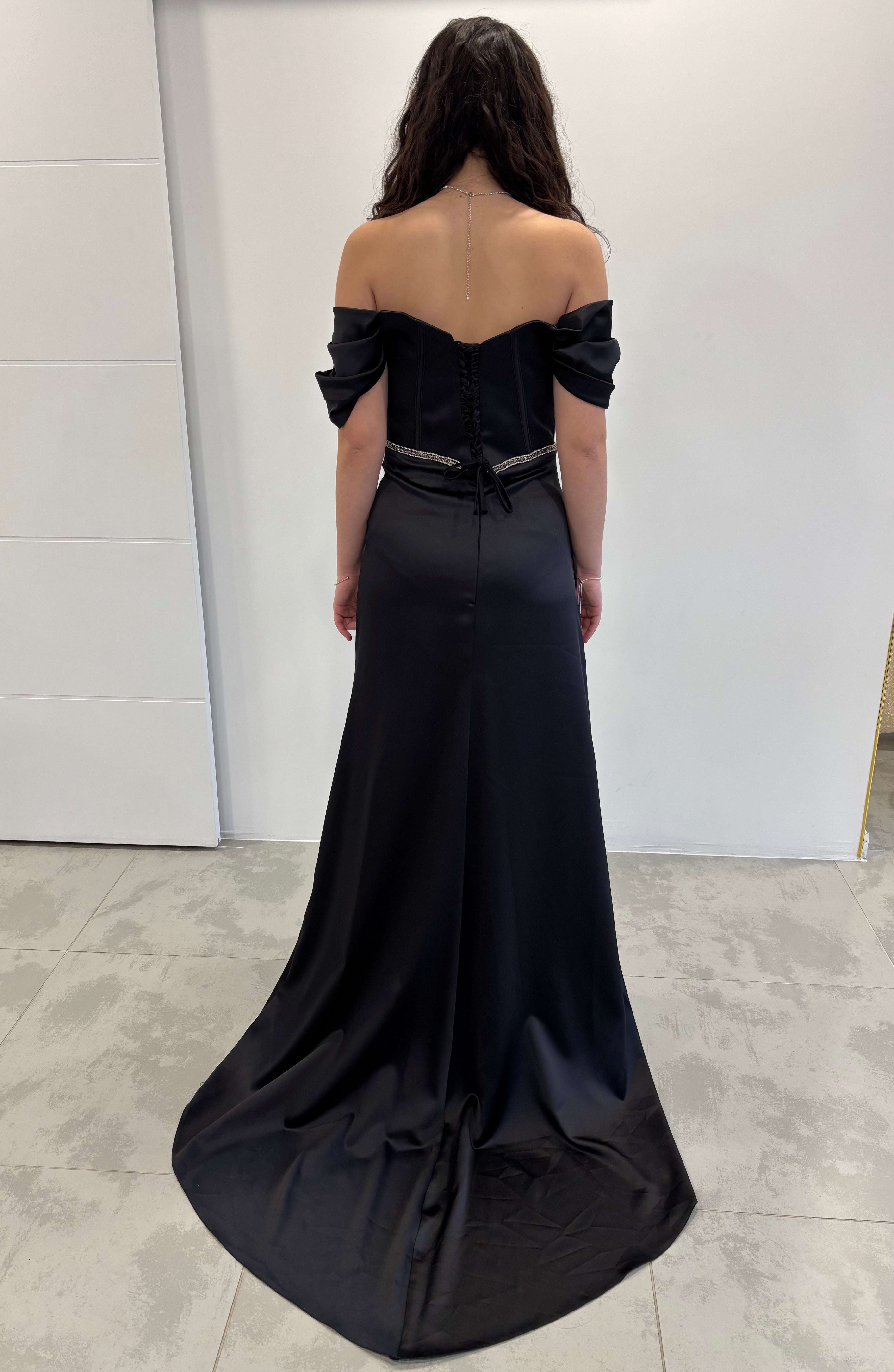 Robe de soirée noire satinée “Séraphine” – Élégance couture noir & argent