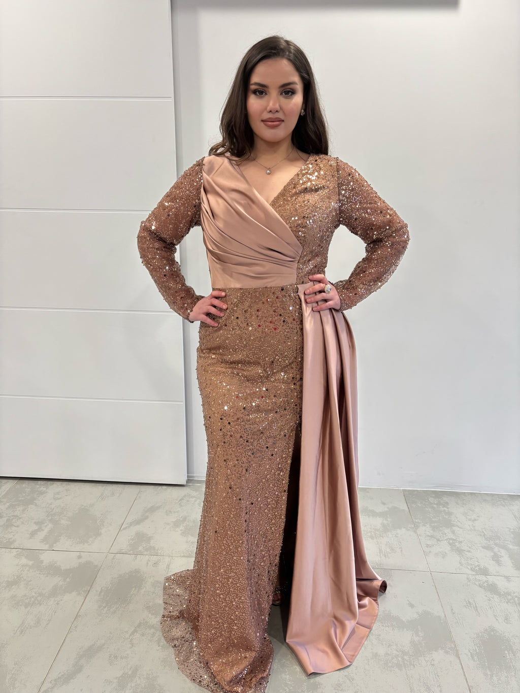 Robe en sequins rose gold à manches longues, moitié du buste et traine sur le côté en satin, fente sur le côté, vue de face en entière