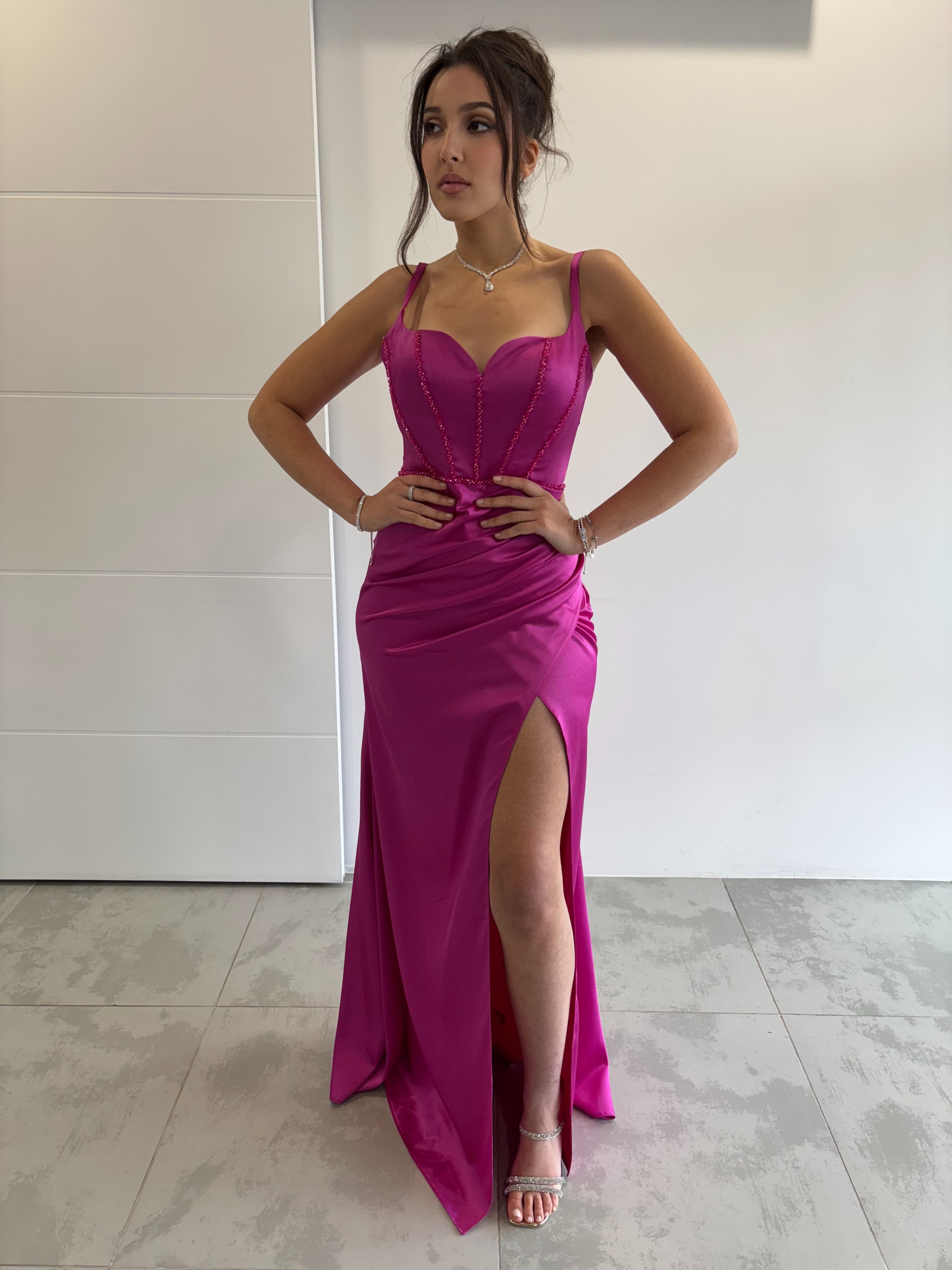 Robe longue fuchsia en satin avec fente, bretelles fines, col en cœur et bustier style corset