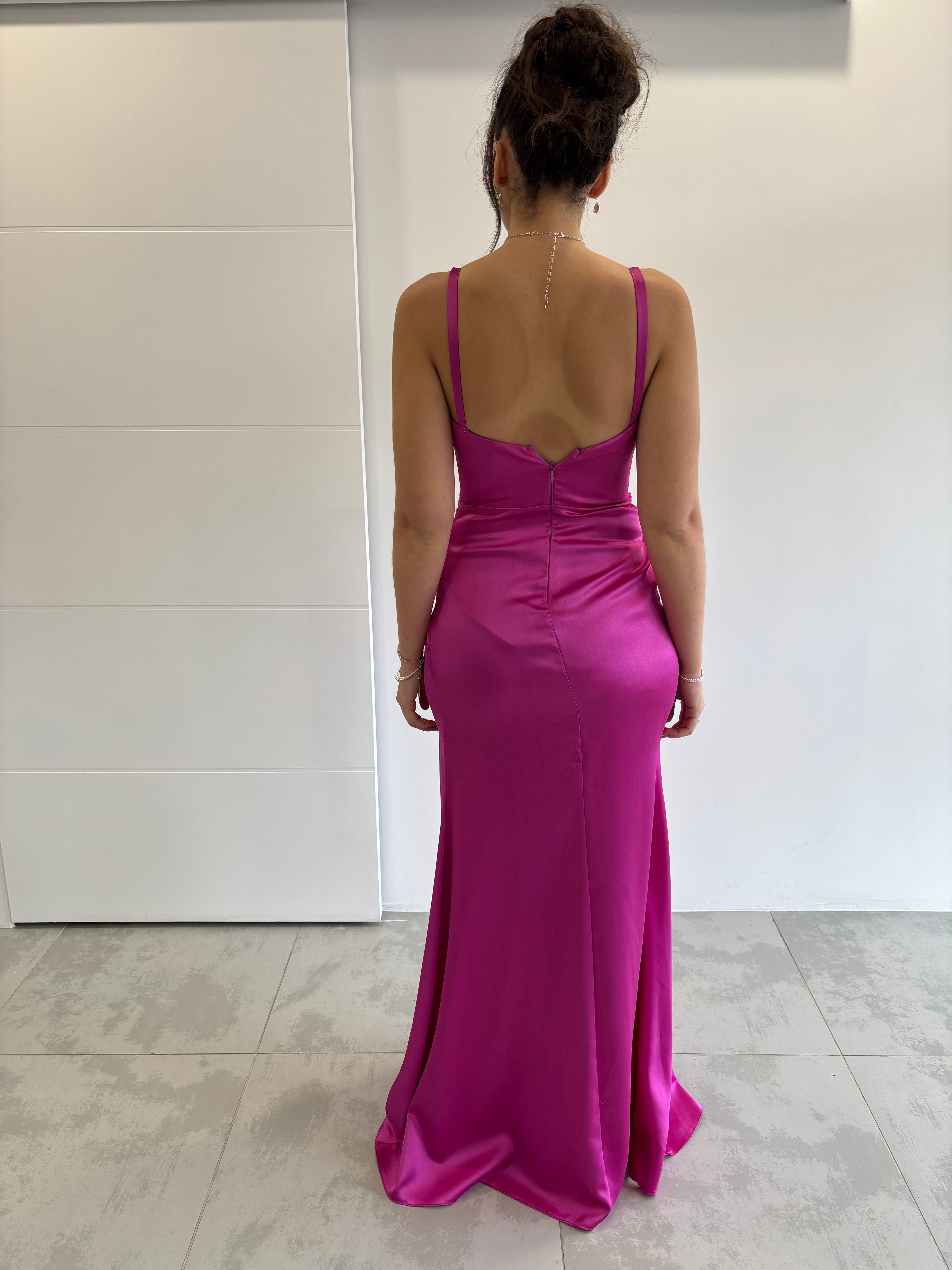 Robe longue fuchsia en satin avec fente, bretelles fines, vue de dos avec fermeture éclair