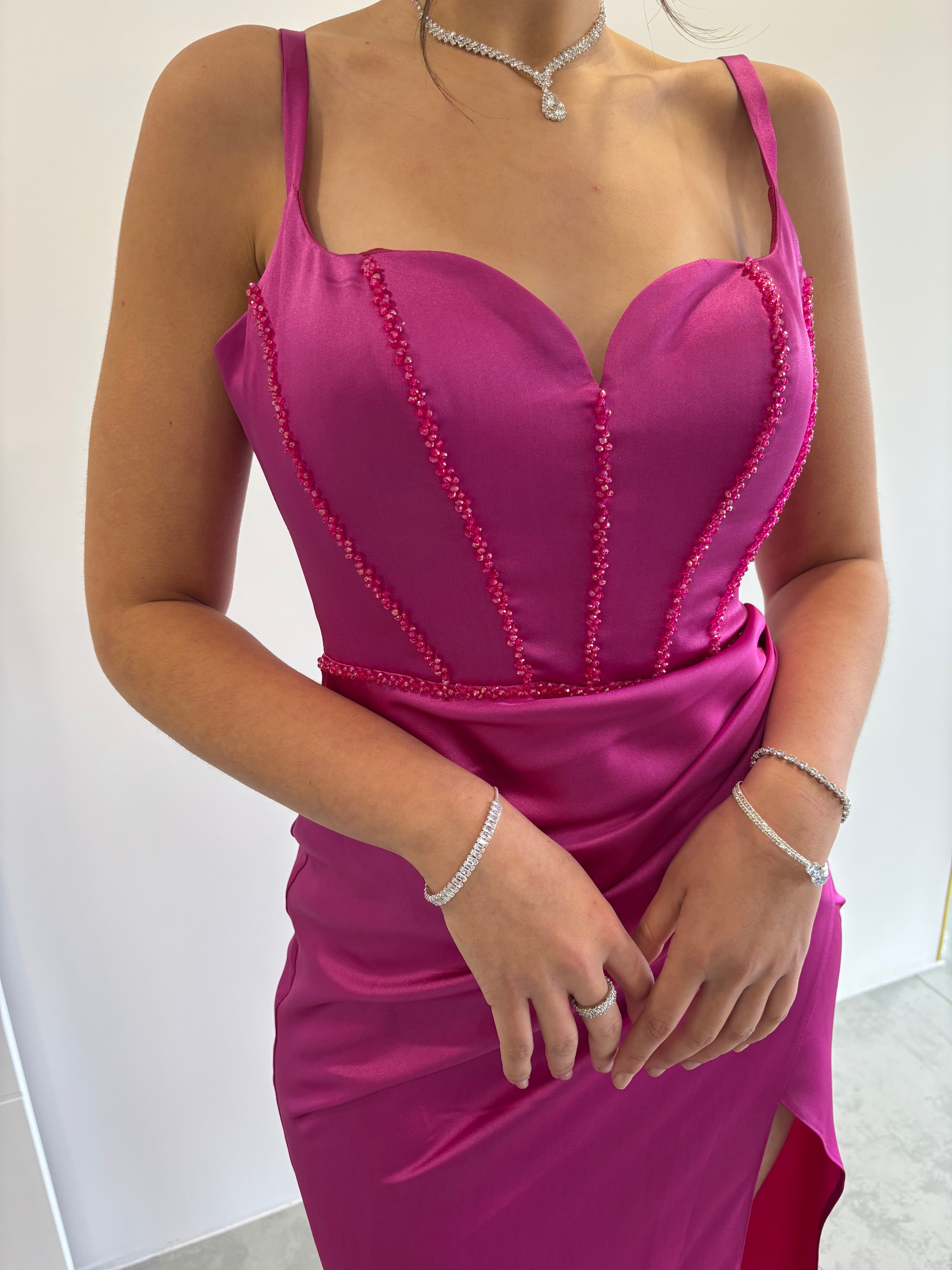 Robe longue fuchsia en satin avec fente, bretelles fines, col en cœur et bustier style corset