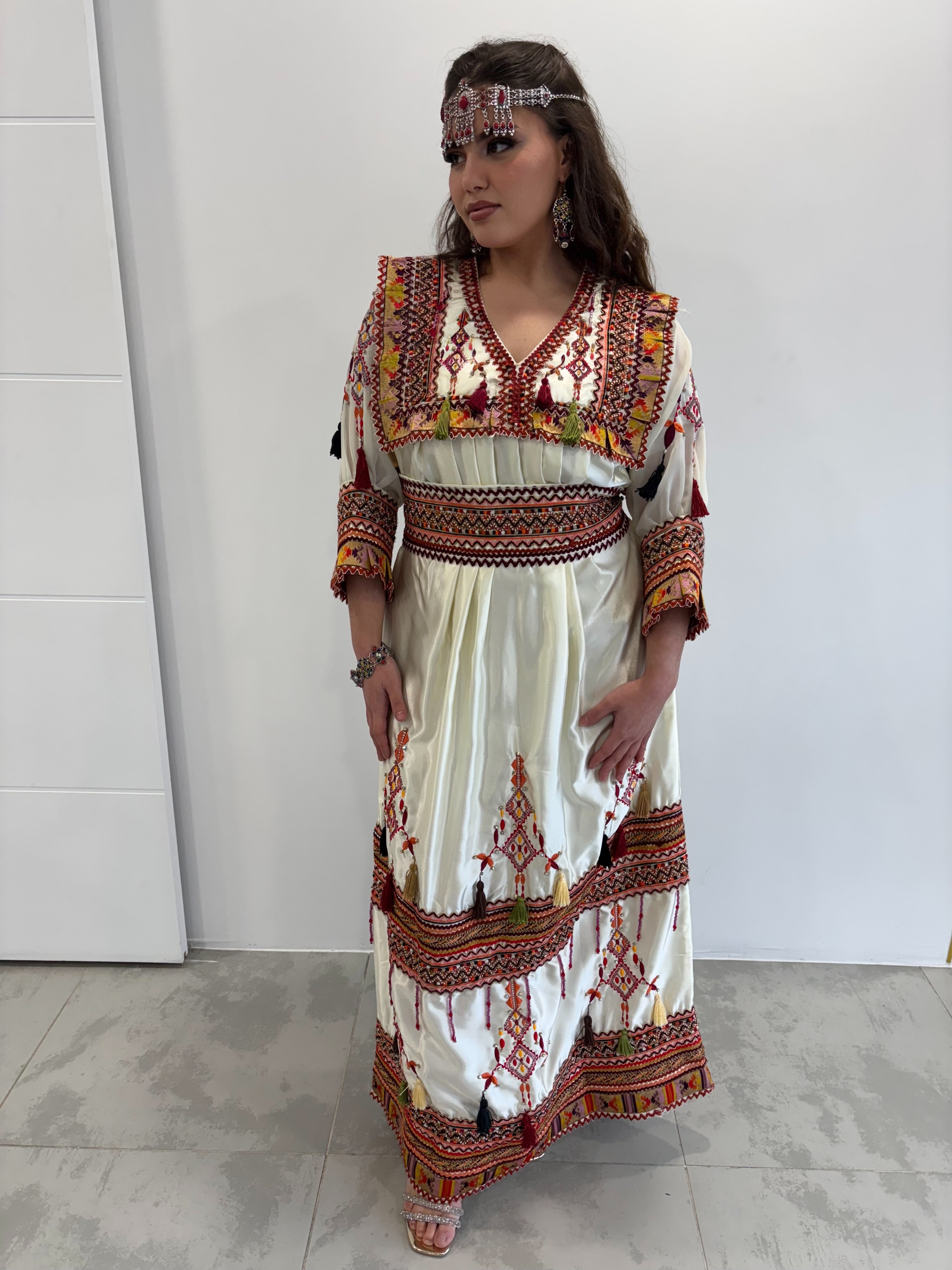 Robe Kabyle Traditionnelle “Anissa” – Élégance & Héritage