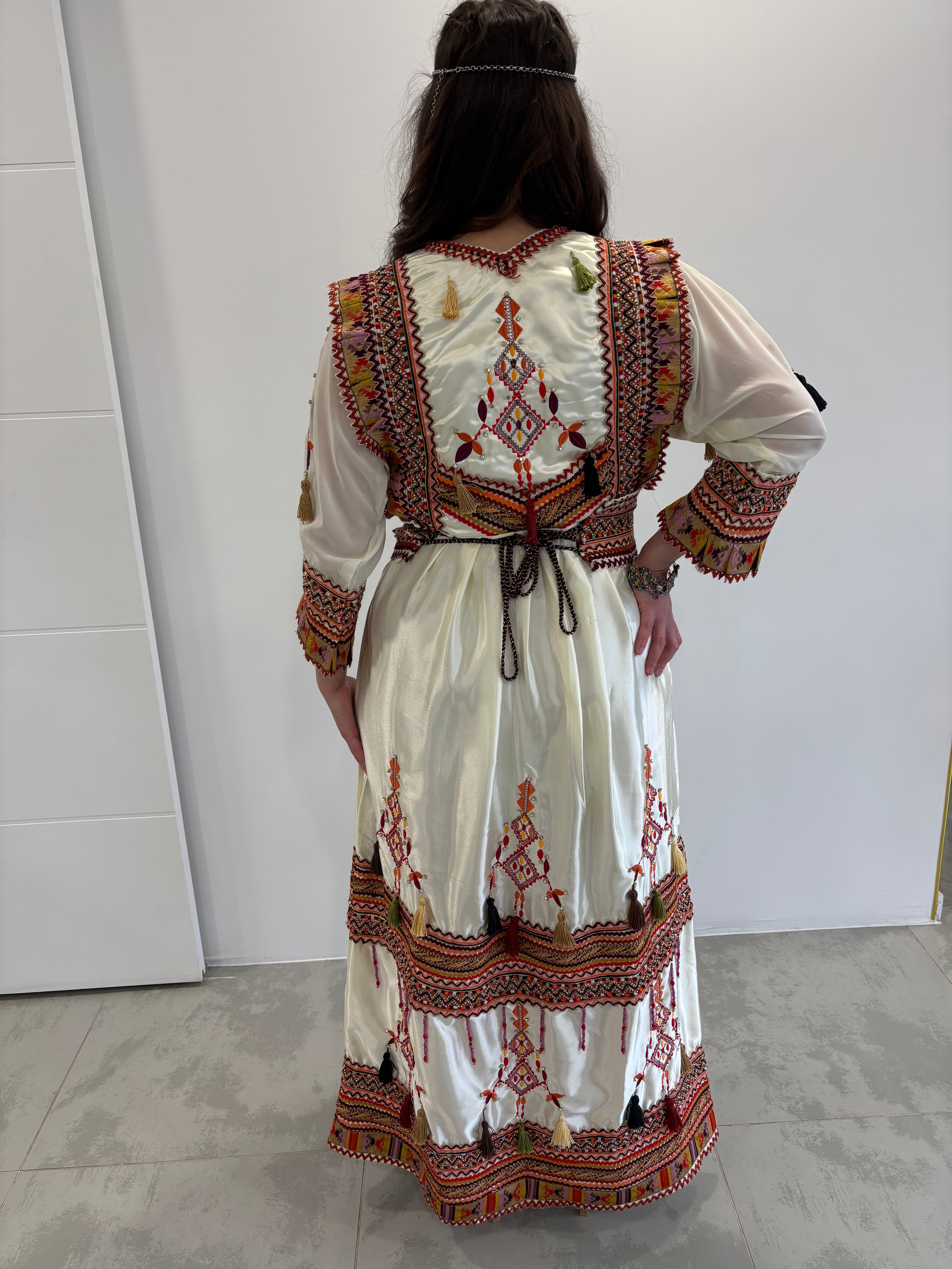 Robe Kabyle Traditionnelle “Anissa” – Élégance & Héritage