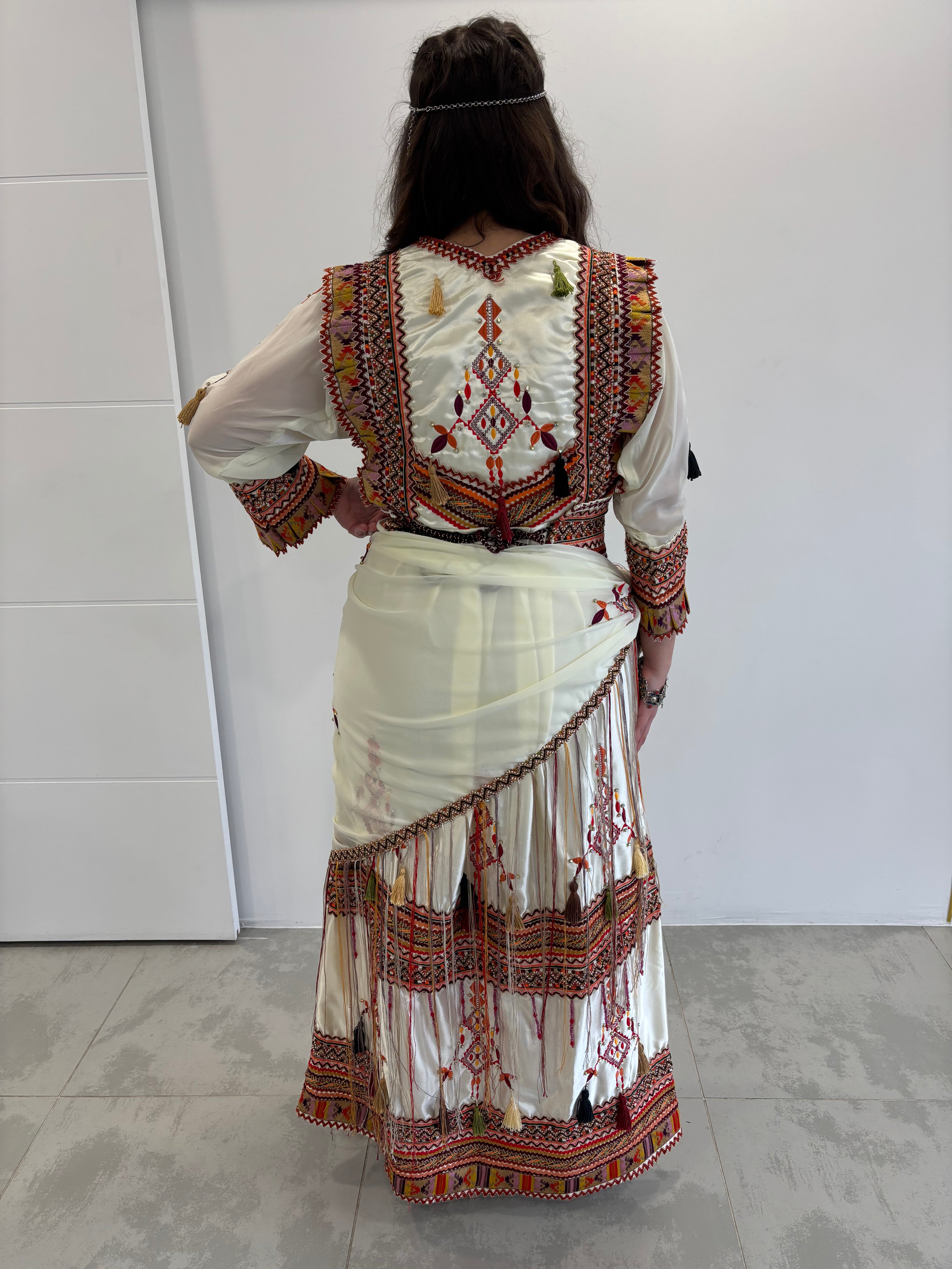 Robe Kabyle Traditionnelle “Anissa” – Élégance & Héritage