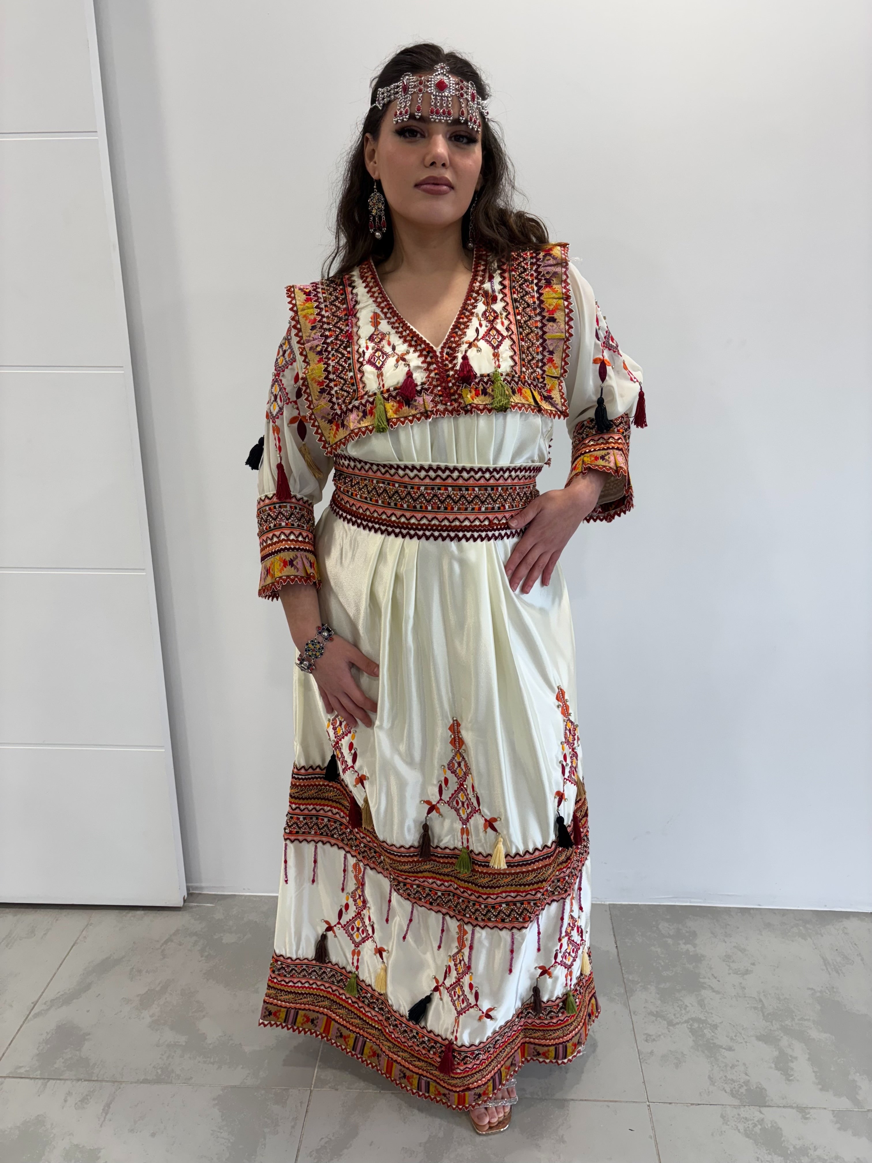 Robe Kabyle Traditionnelle “Anissa” – Élégance & Héritage
