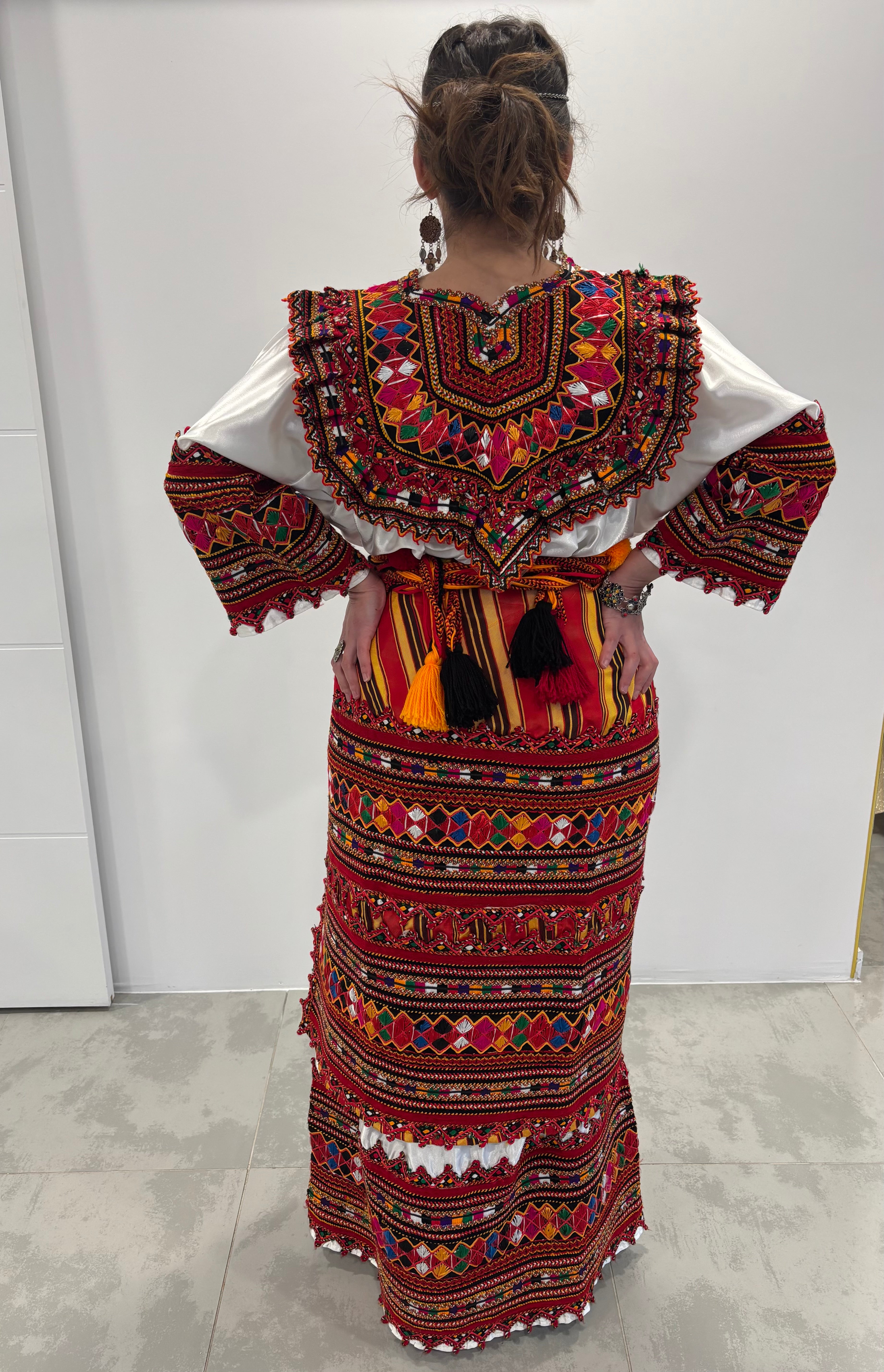 Robe Kabyle Mariée « Tiziri » – Tradition & Prestige