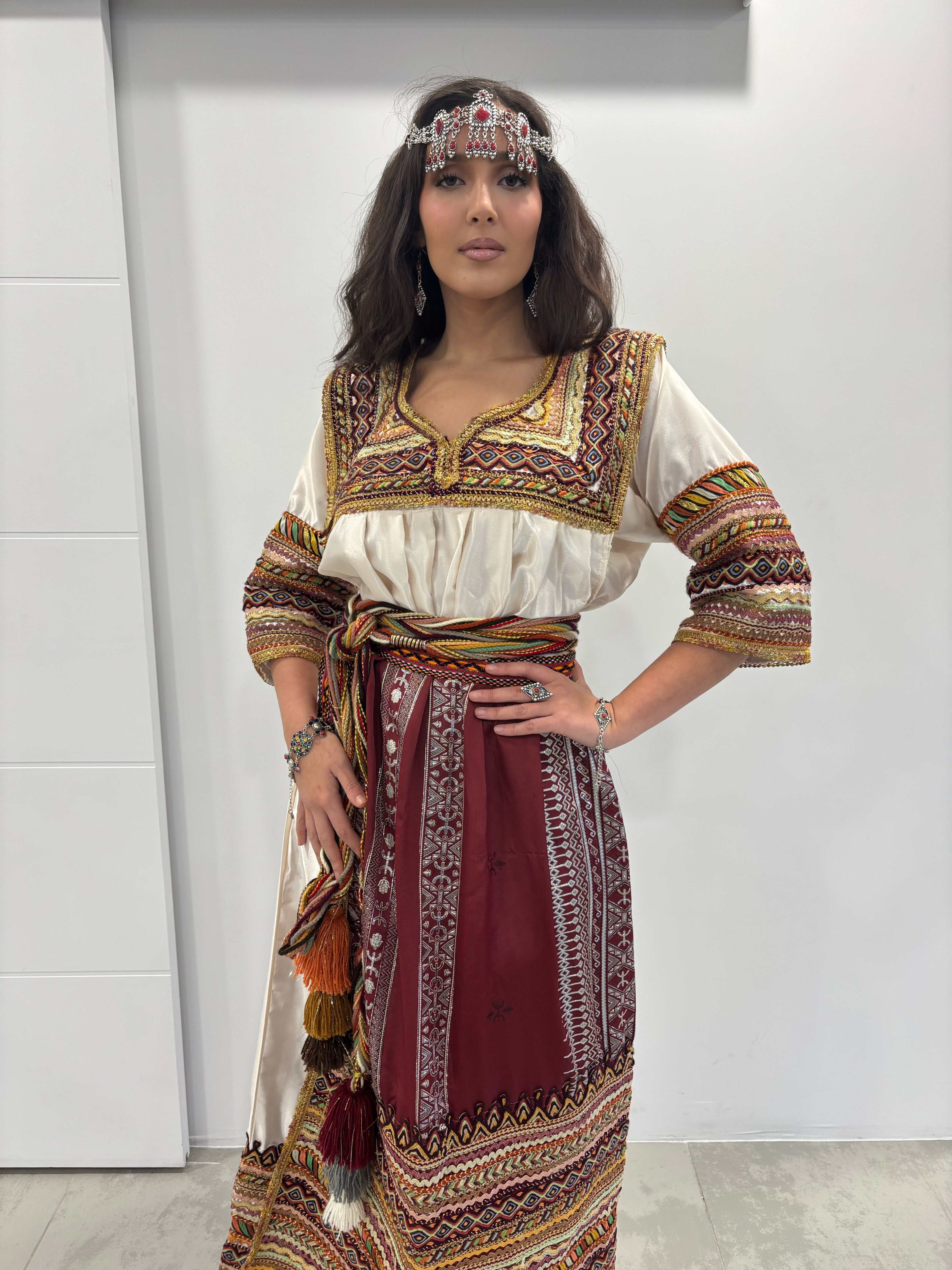 Robe Kabyle « Tassadit » – Mariée Traditionnelle avec Cape