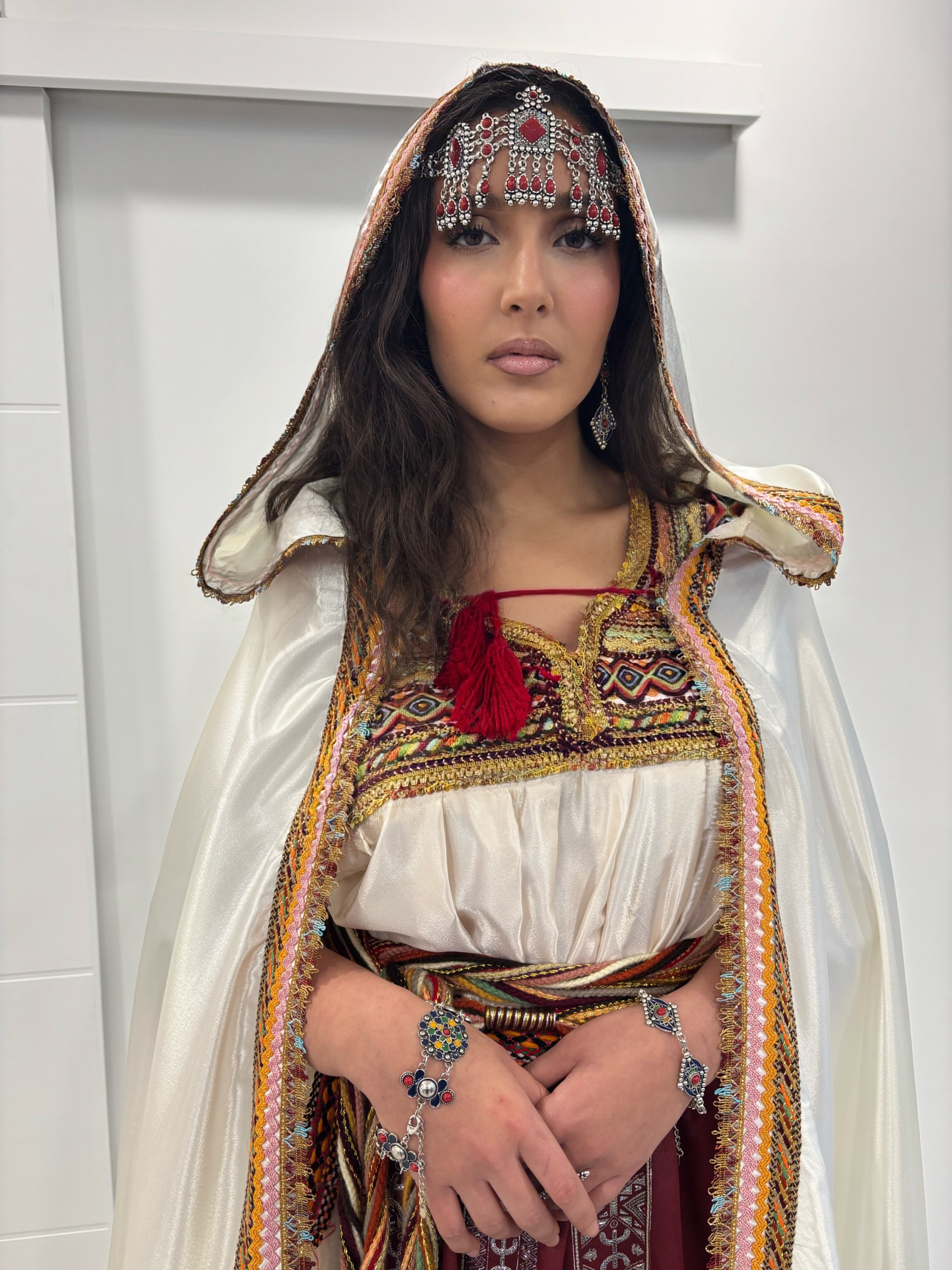 Robe Kabyle « Tassadit » – Mariée Traditionnelle avec Cape