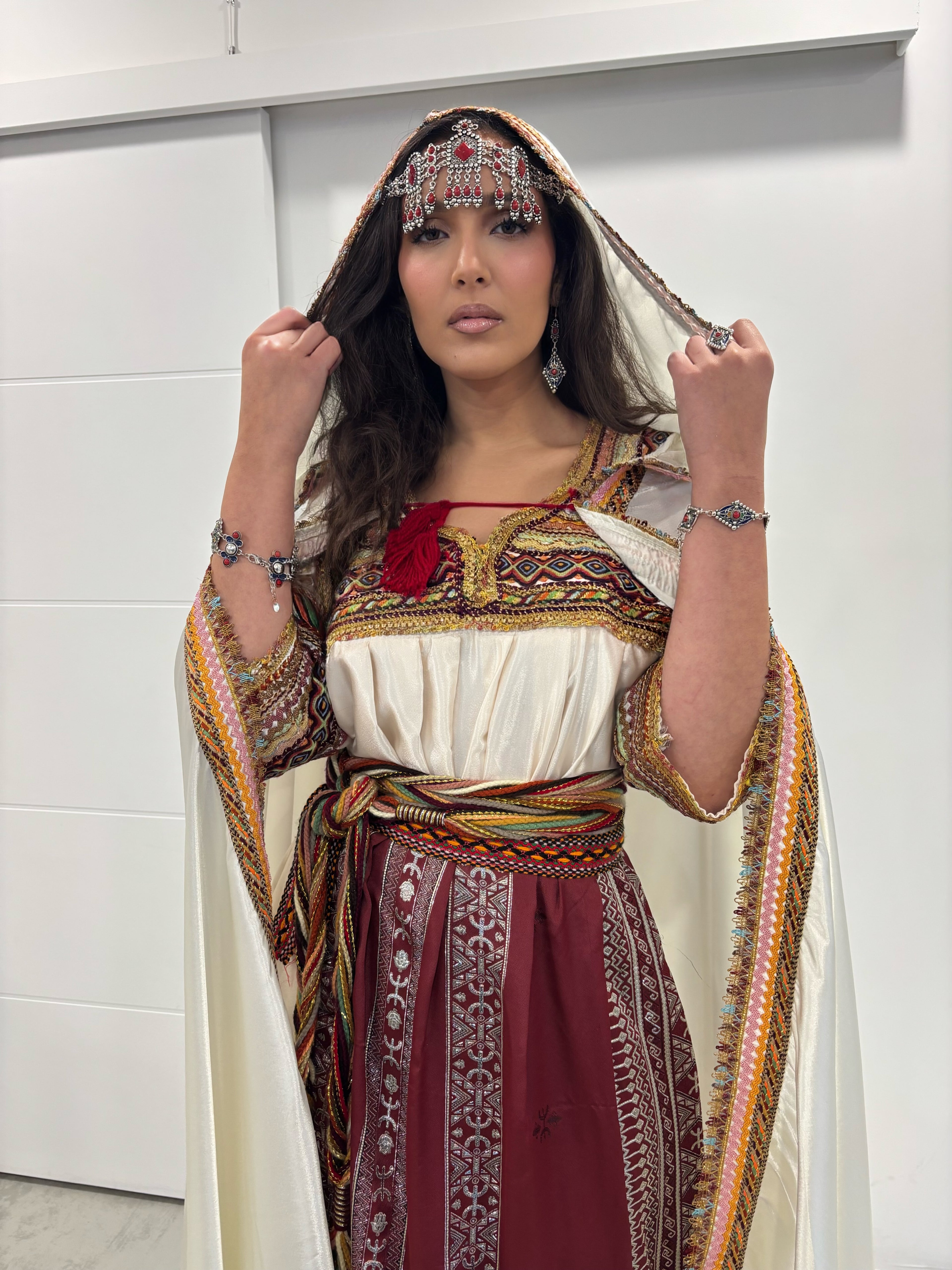 Robe Kabyle « Tassadit » – Mariée Traditionnelle avec Cape