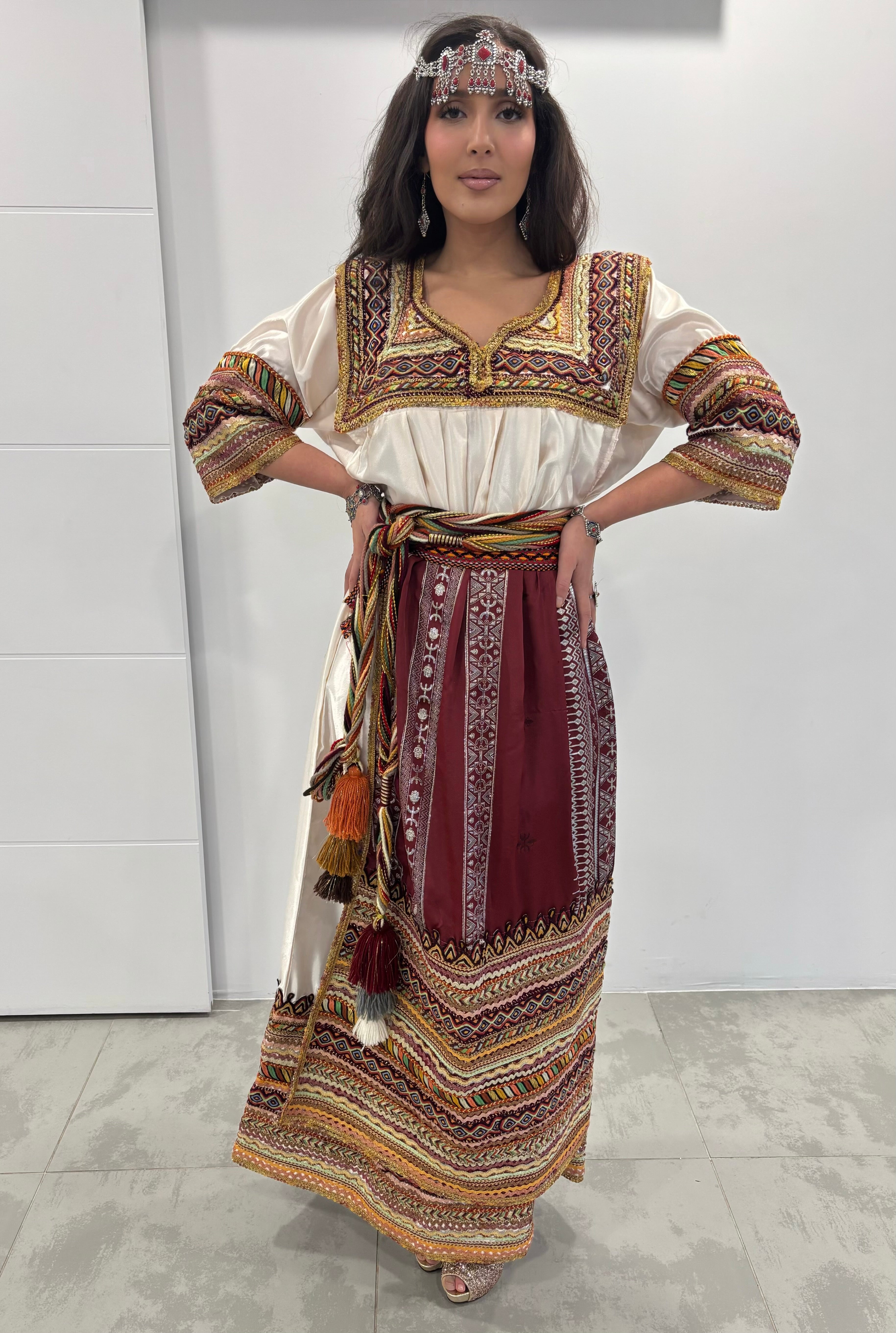 Robe Kabyle « Tassadit » – Mariée Traditionnelle avec Cape