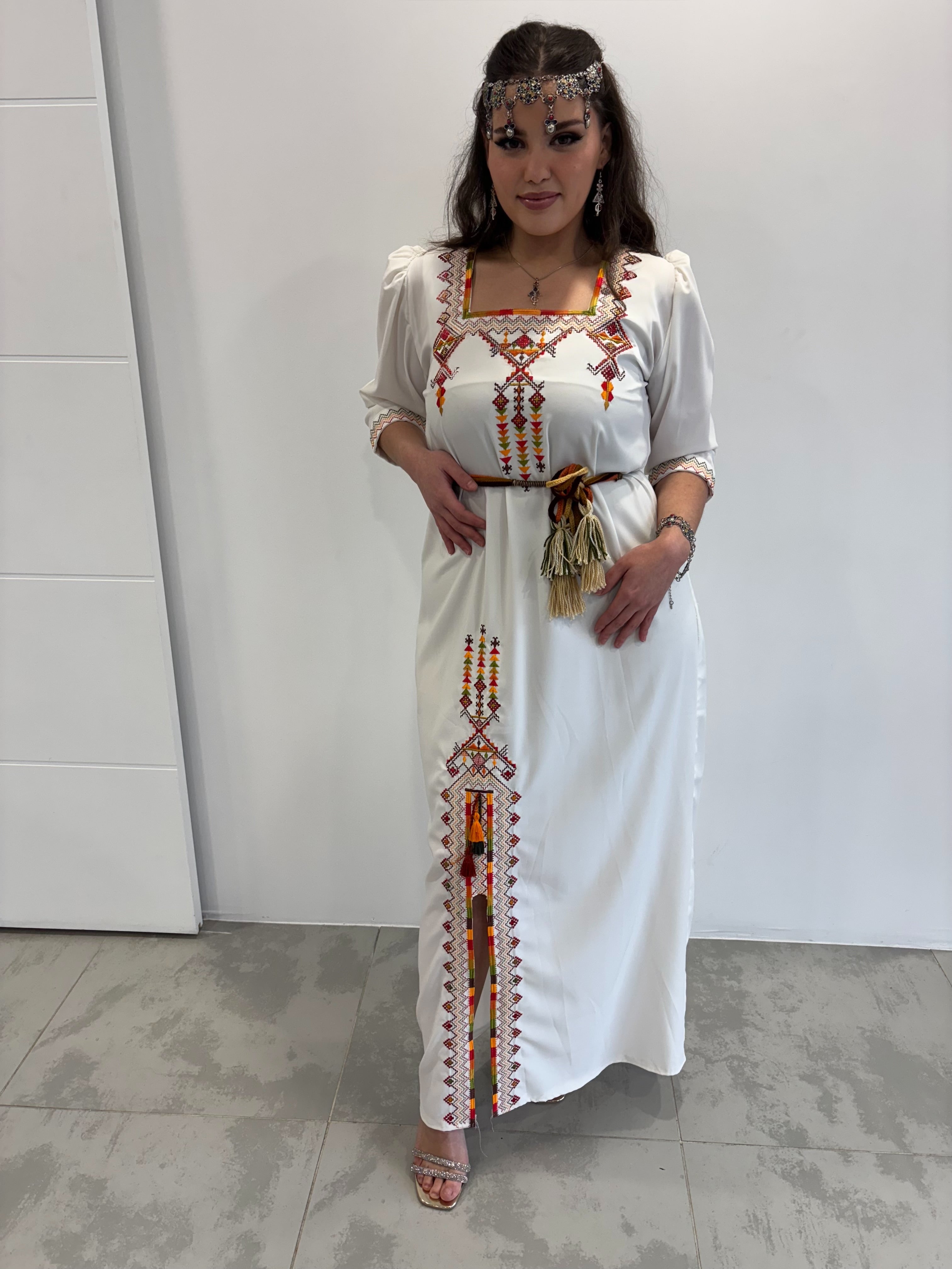 Robe Kabyle Invitée « Lyna » – Élégance Traditionnelle & Modernité