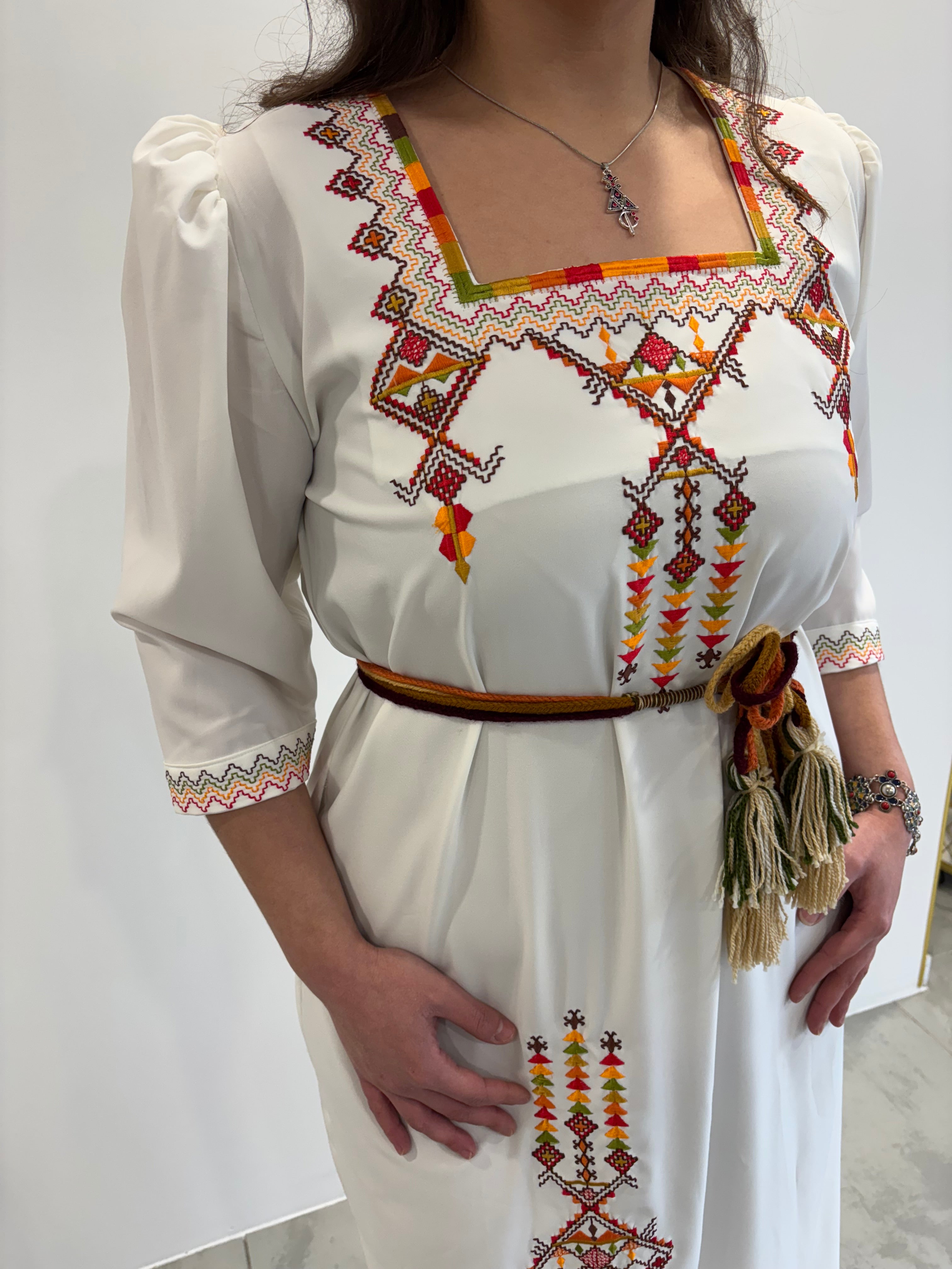 Robe Kabyle Invitée « Lyna » – Élégance Traditionnelle & Modernité