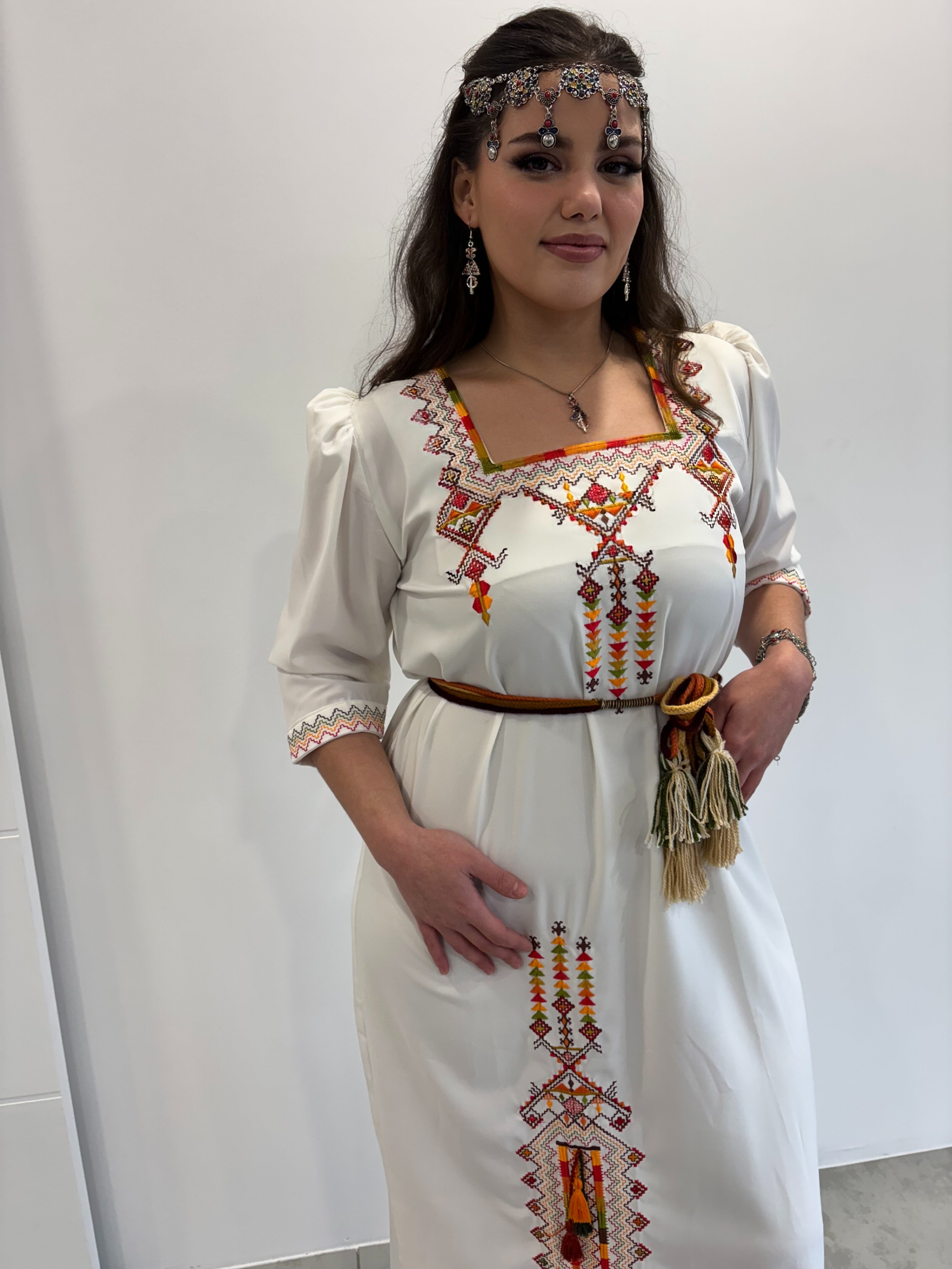 Robe Kabyle Invitée « Lyna » – Élégance Traditionnelle & Modernité