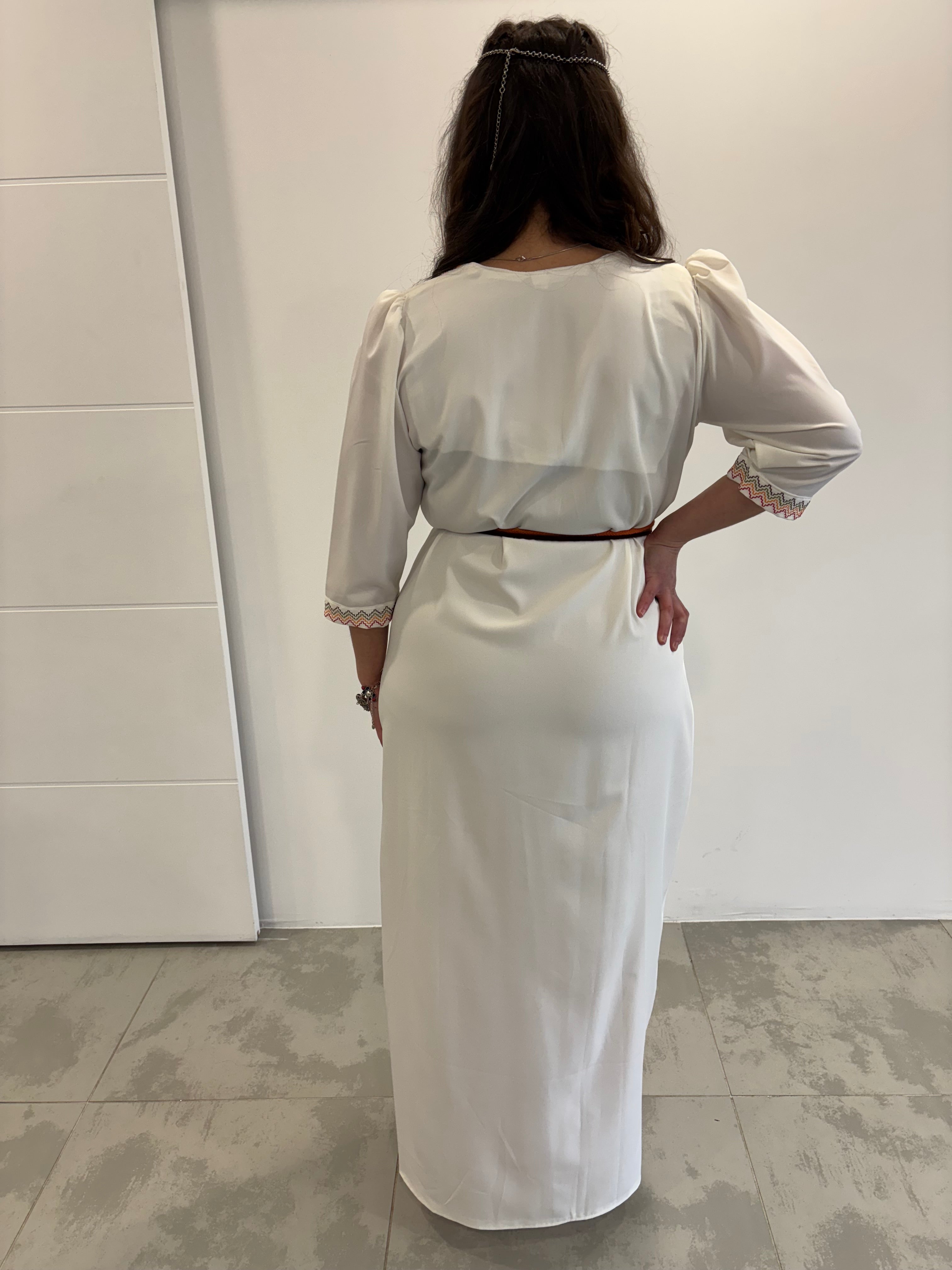 Robe Kabyle Invitée « Lyna » – Élégance Traditionnelle & Modernité