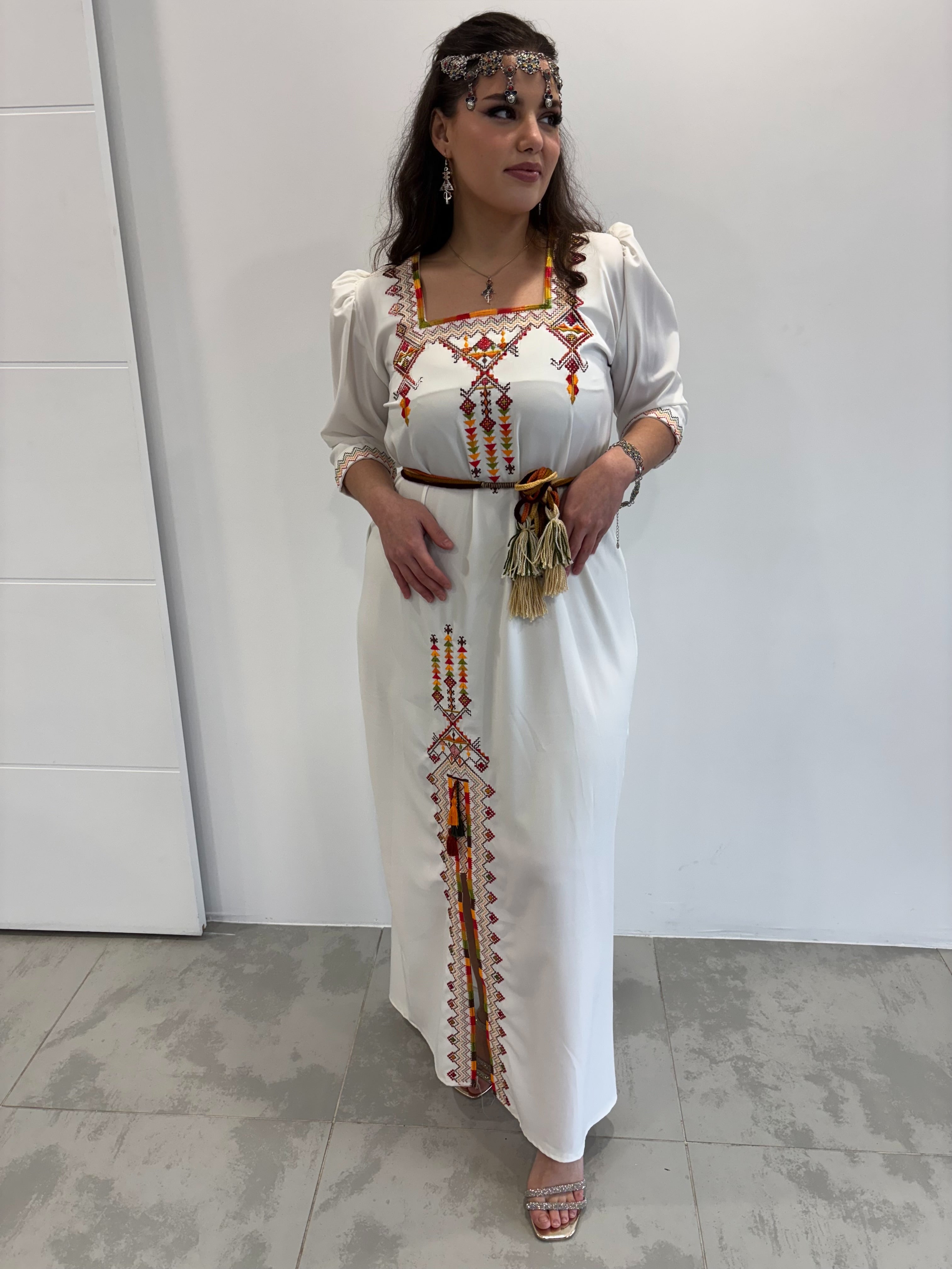 Robe Kabyle Invitée « Lyna » – Élégance Traditionnelle & Modernité